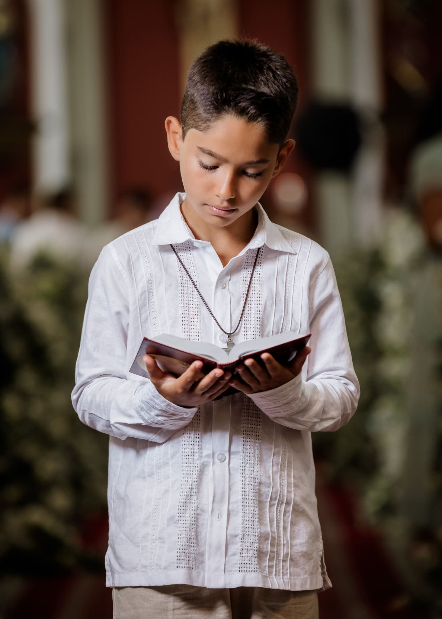 foto de primera comunion retrato de nino leyendo libro en iglesia