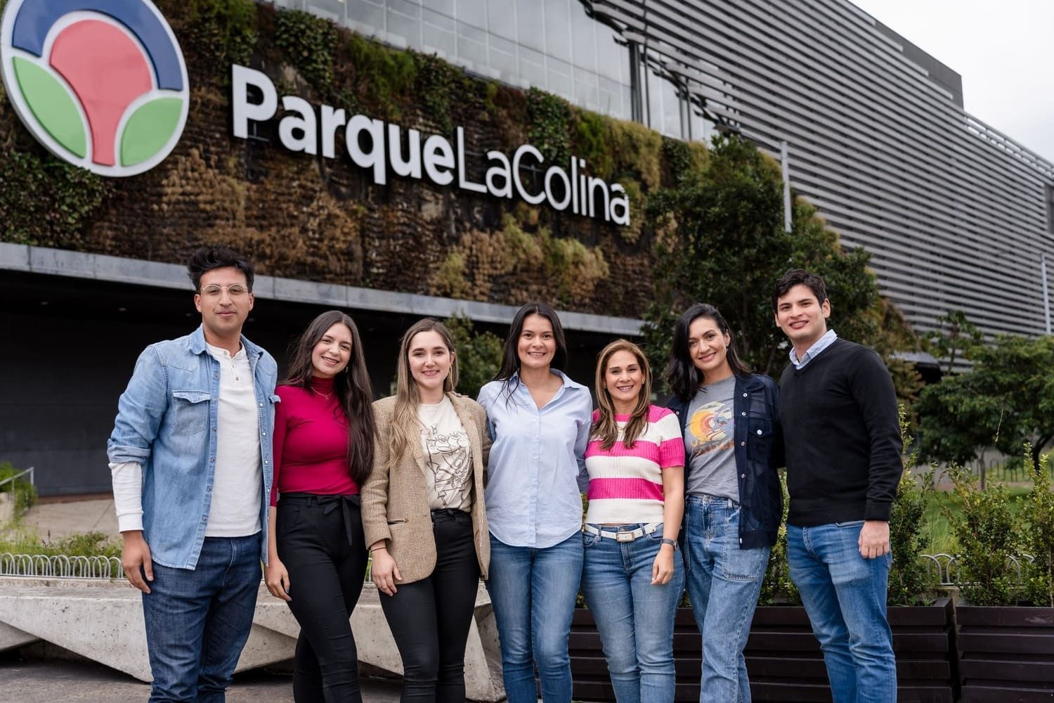 Equipo corporativo posando en Parque La Colina, fotografía empresarial en Bogotá