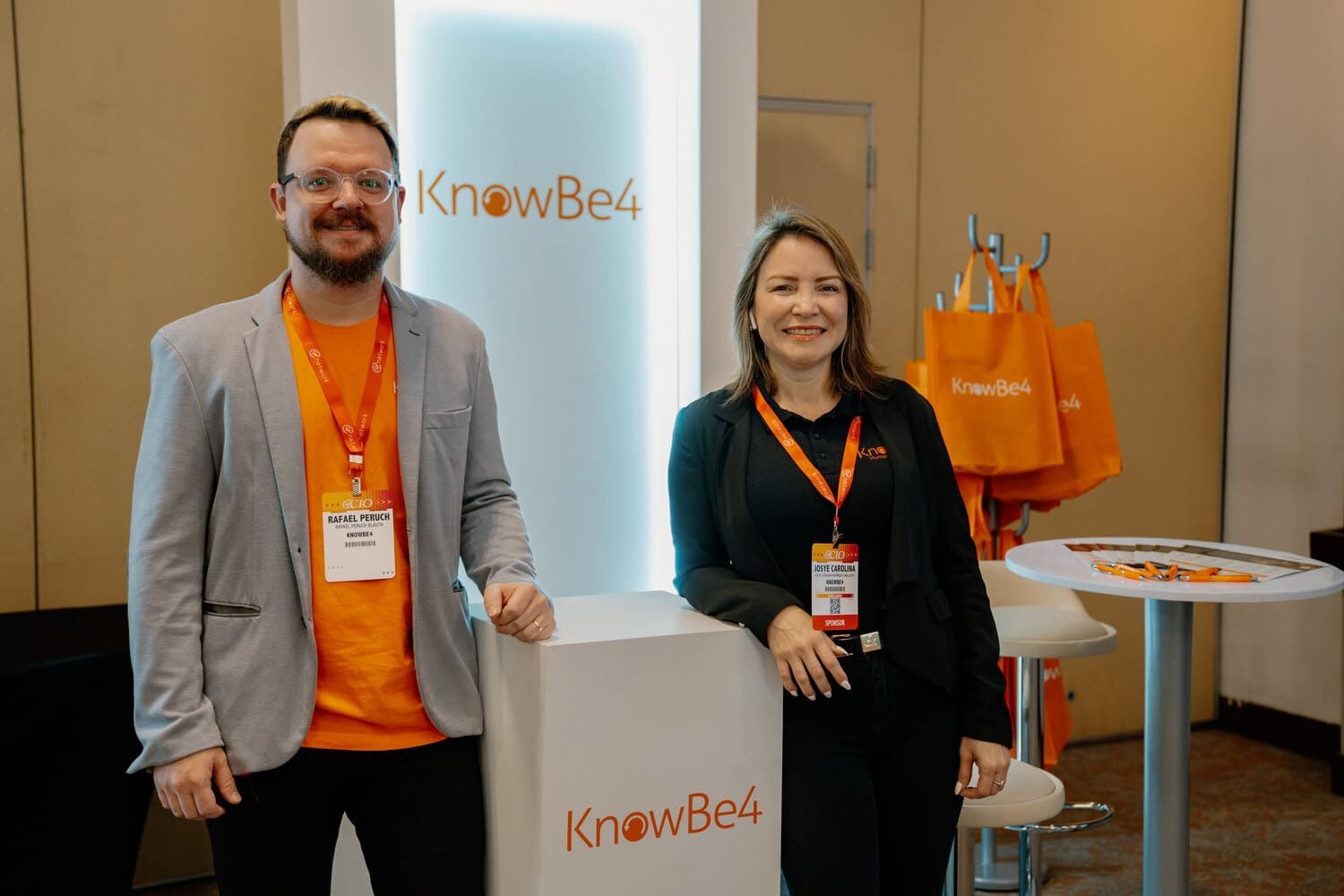 olaboradores de KnowBe4 posando en su stand durante jornada de networking corporativo