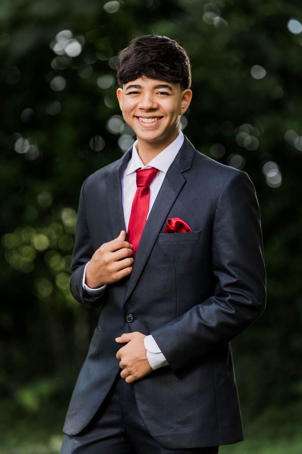 retrato individual joven graduado con traje formal fotos de grado exterior