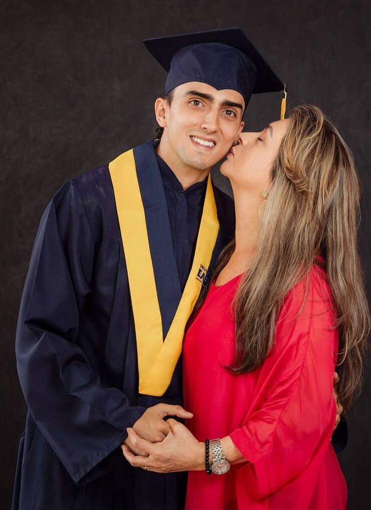 graduado con birrete y toga junto a familiar en retrato de fotos de grado colegio