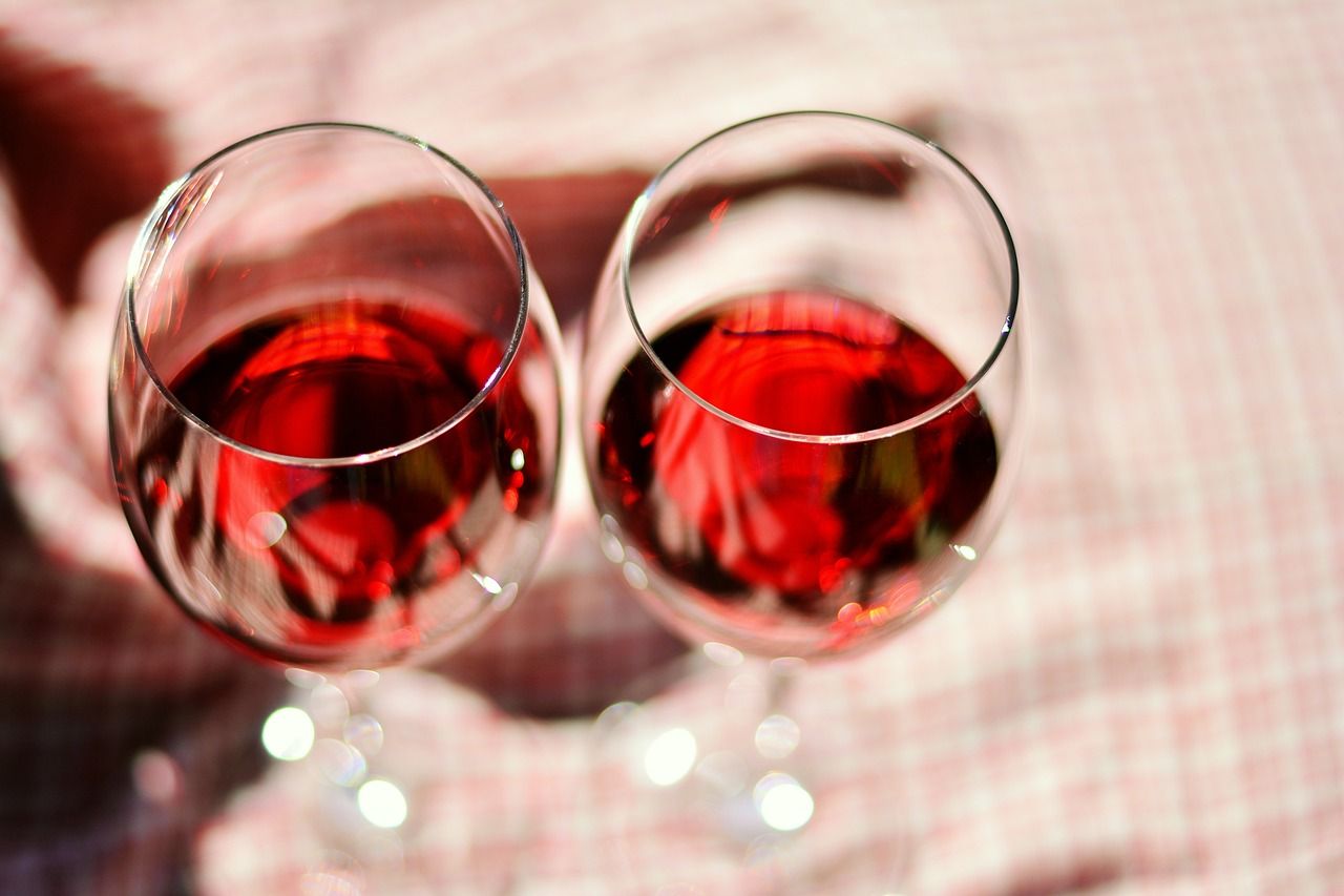 photo de deux verres de vin rouge sur une nappe
