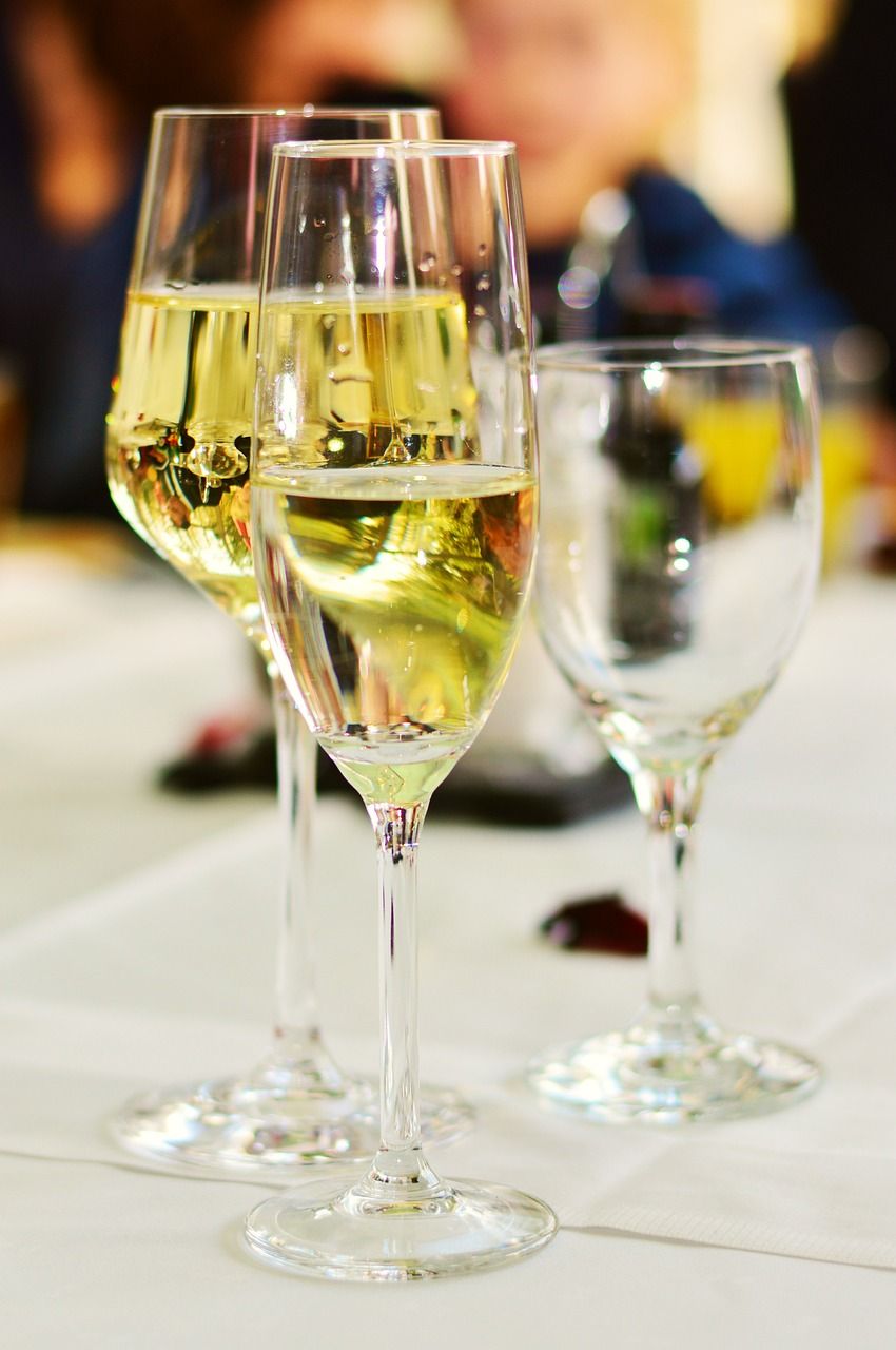 photo de trois verres de vin blanc