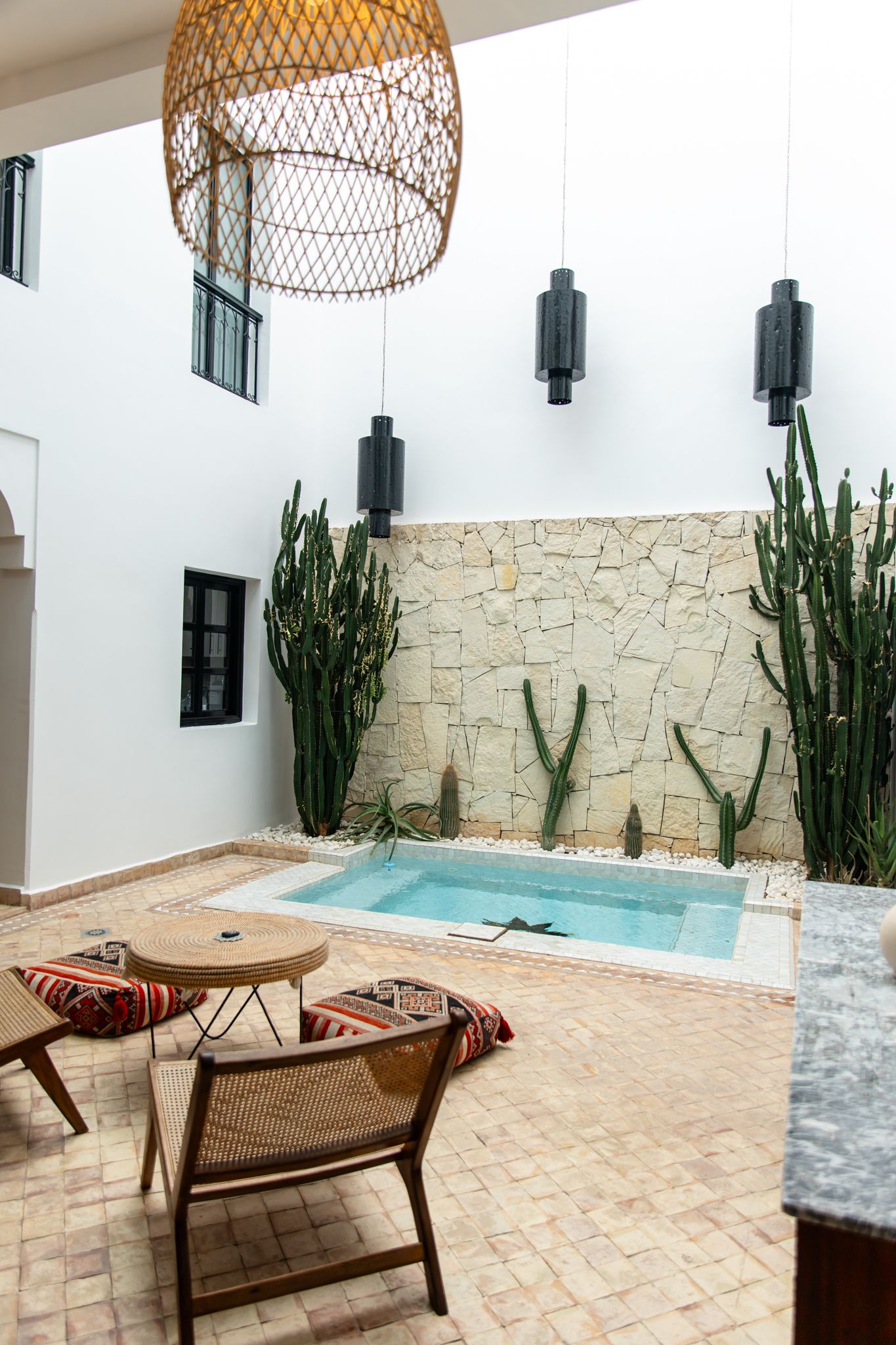 Détail architectural d’un riad marocain avec carreaux colorés et arches.