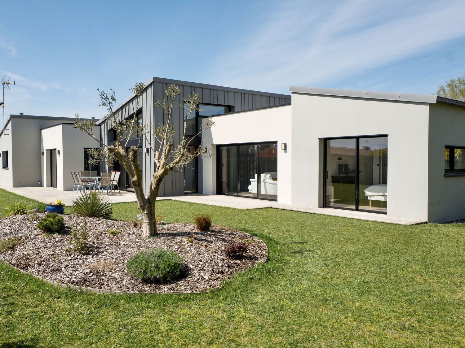 Photo d’une maison d’architecte moderne, design épuré. Mise en valeur de l’espace et de l’architecture. Extérieur et façade.