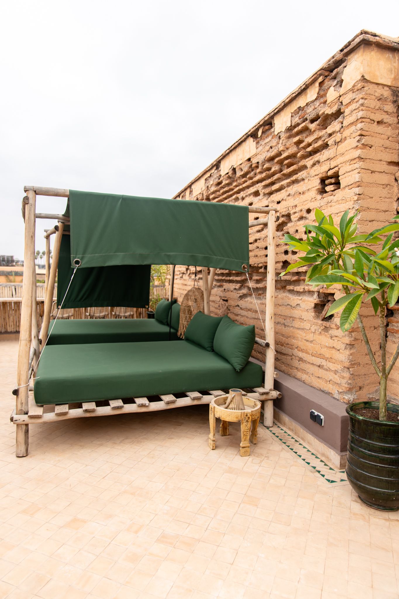 Détail architectural d’un riad marocain avec carreaux colorés et arches.