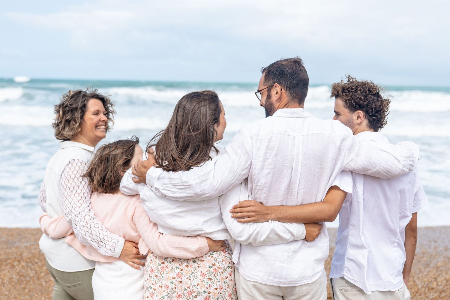 Portrait famille à la plage, complicité.
