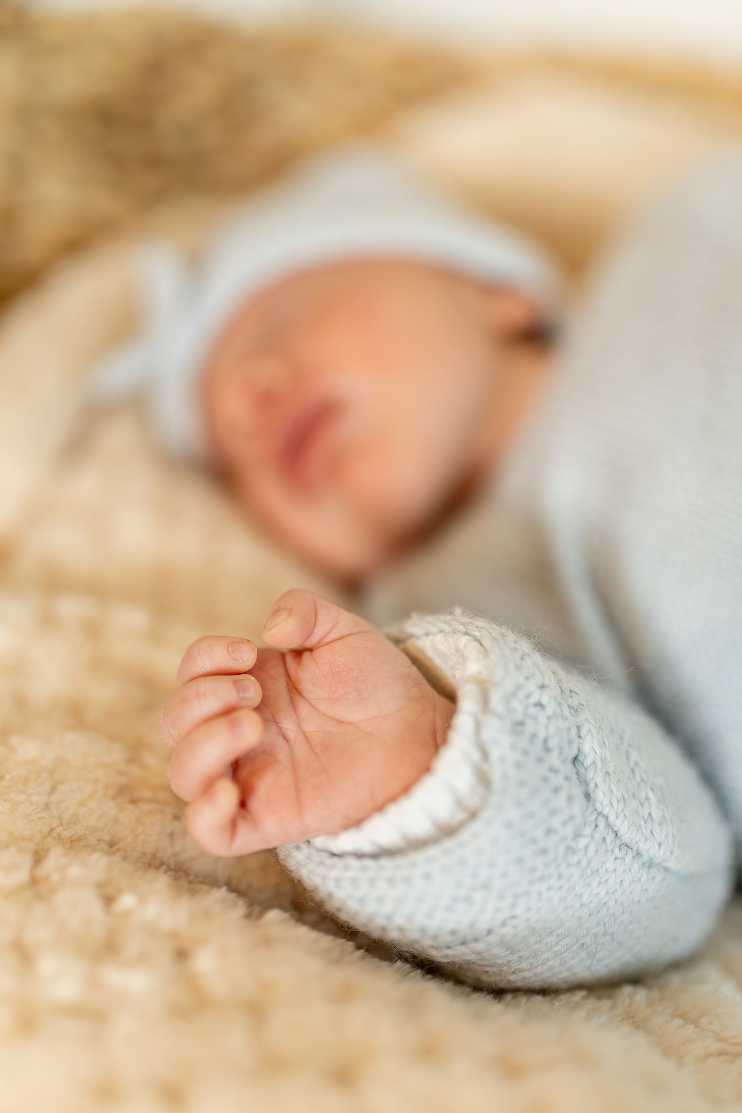 Bébé paisible photographié en lumière naturelle.