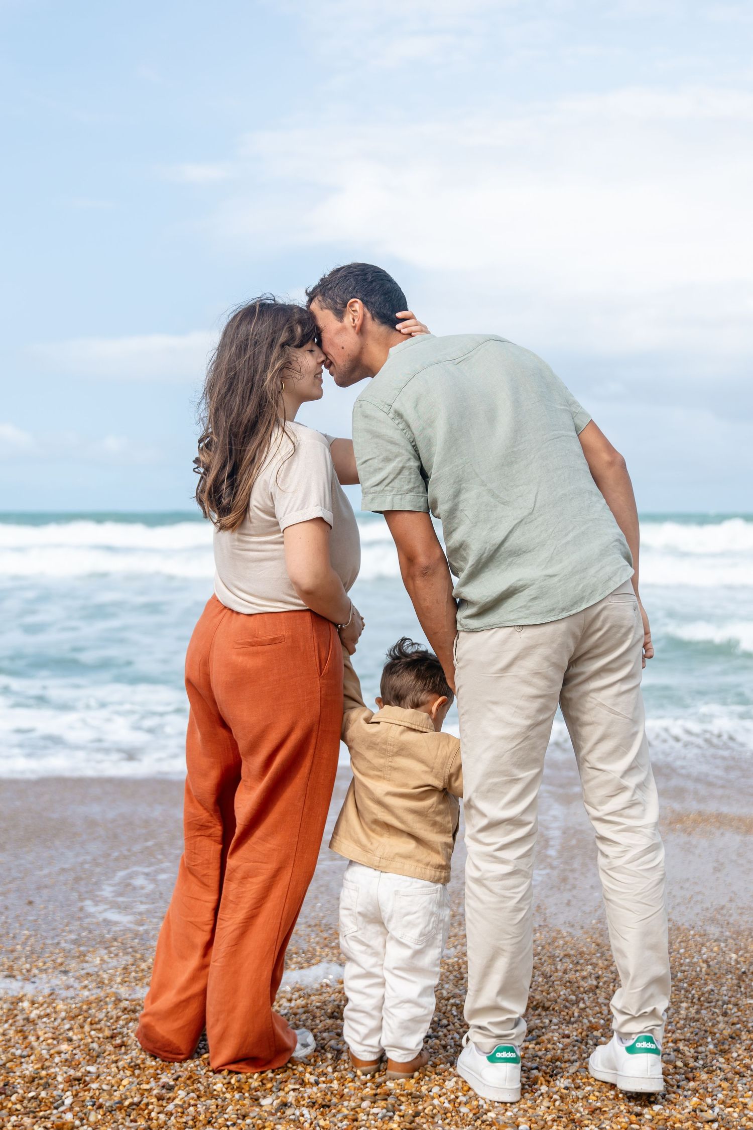 Portrait famille à la plage, complicité.