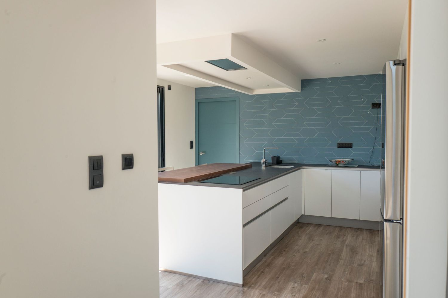 Photo d’une maison d’architecte moderne, design épuré. Mise en valeur de l’espace et de l’architecture. Cuisine