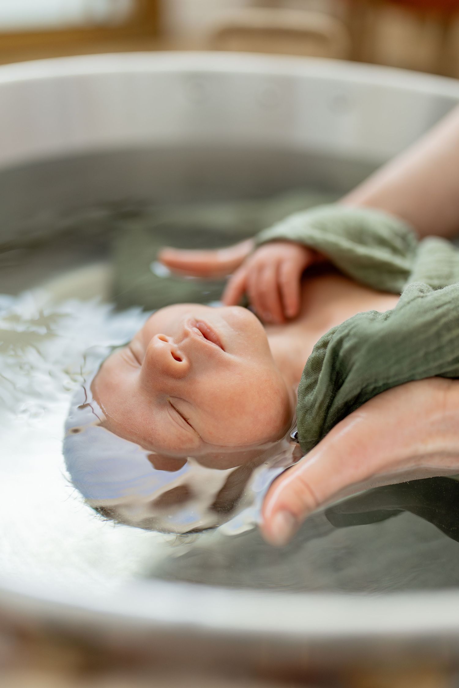 Bain thérapeutique pour nouveau-né, moment apaisant capturé en photo