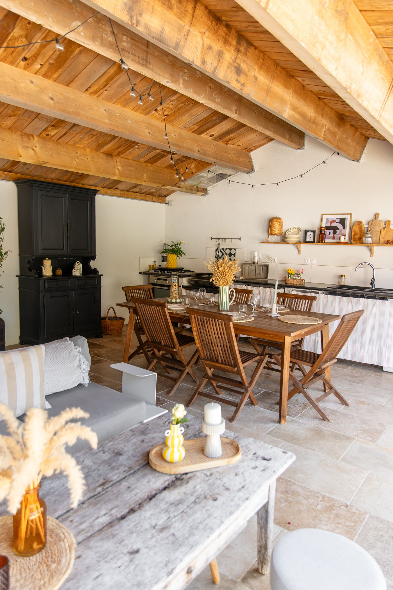 Cuisine d'été d'une villa moderne.