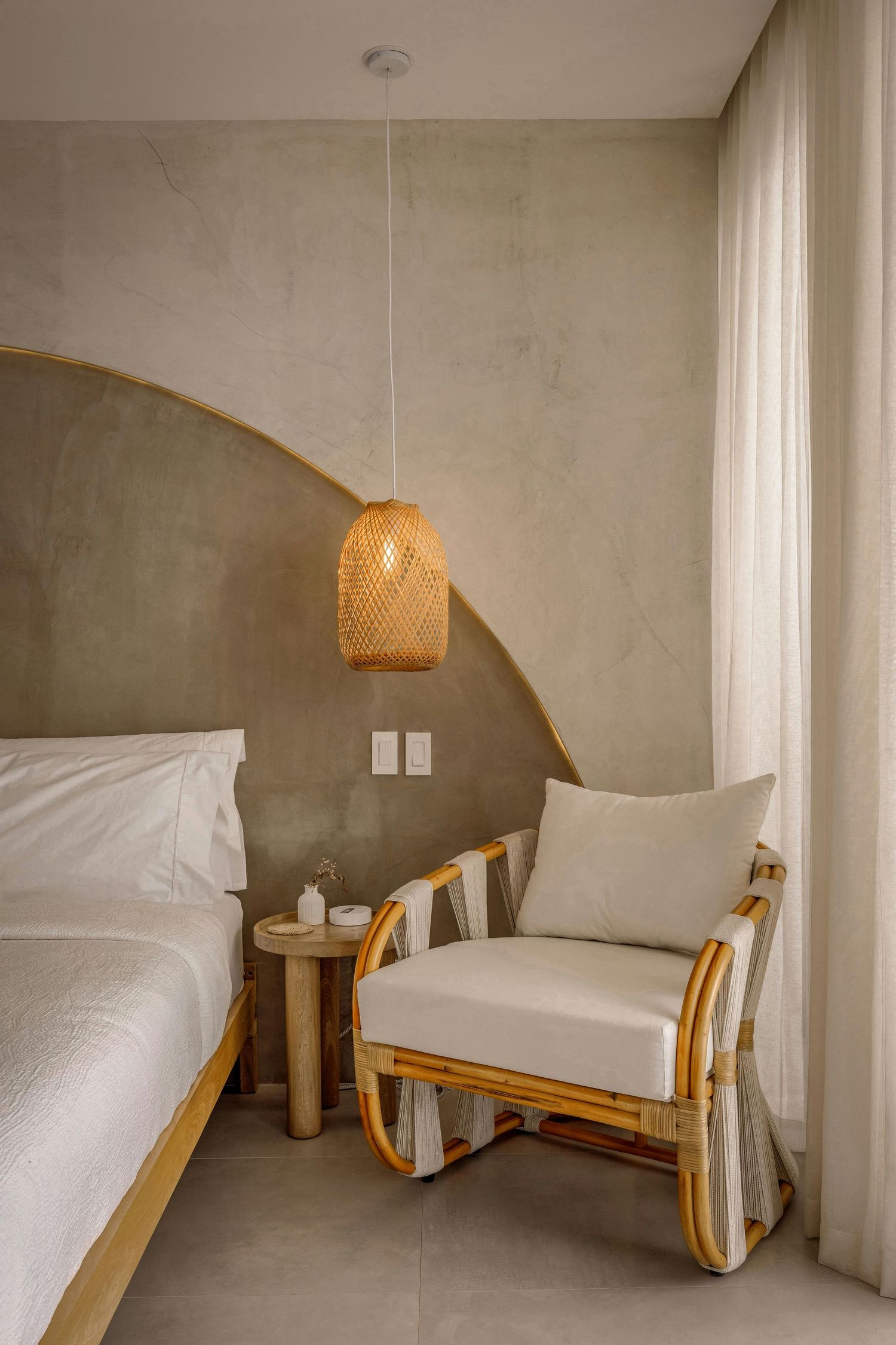 Photo de l’intérieur d’un logement à courte durée, décoration moderne et chaleureuse dans des tons beiges, ambiance accueillante et soignée.