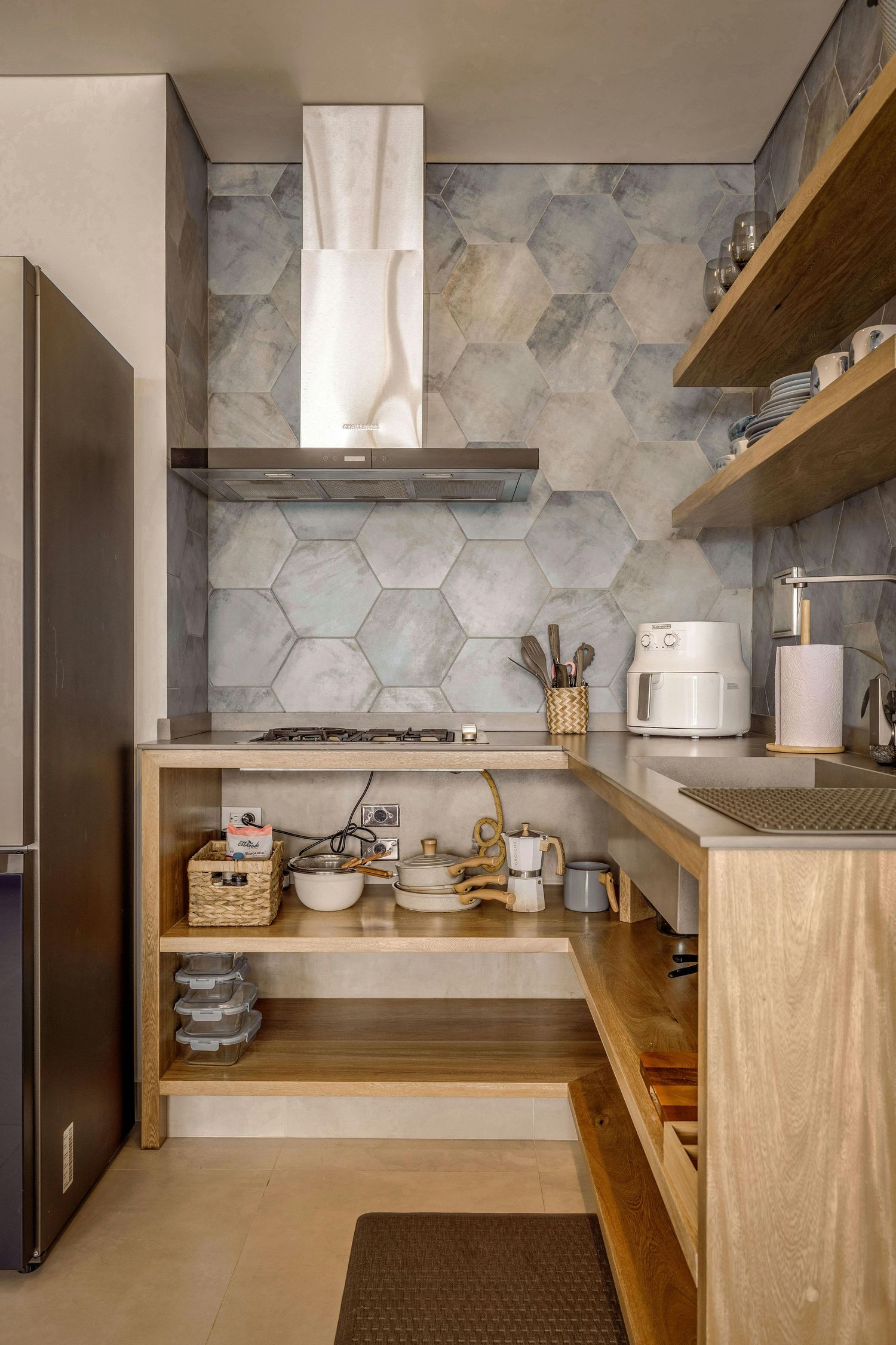 Photographie professionnelle d’une cuisine design aux tons beiges et gris dans une maison moderne