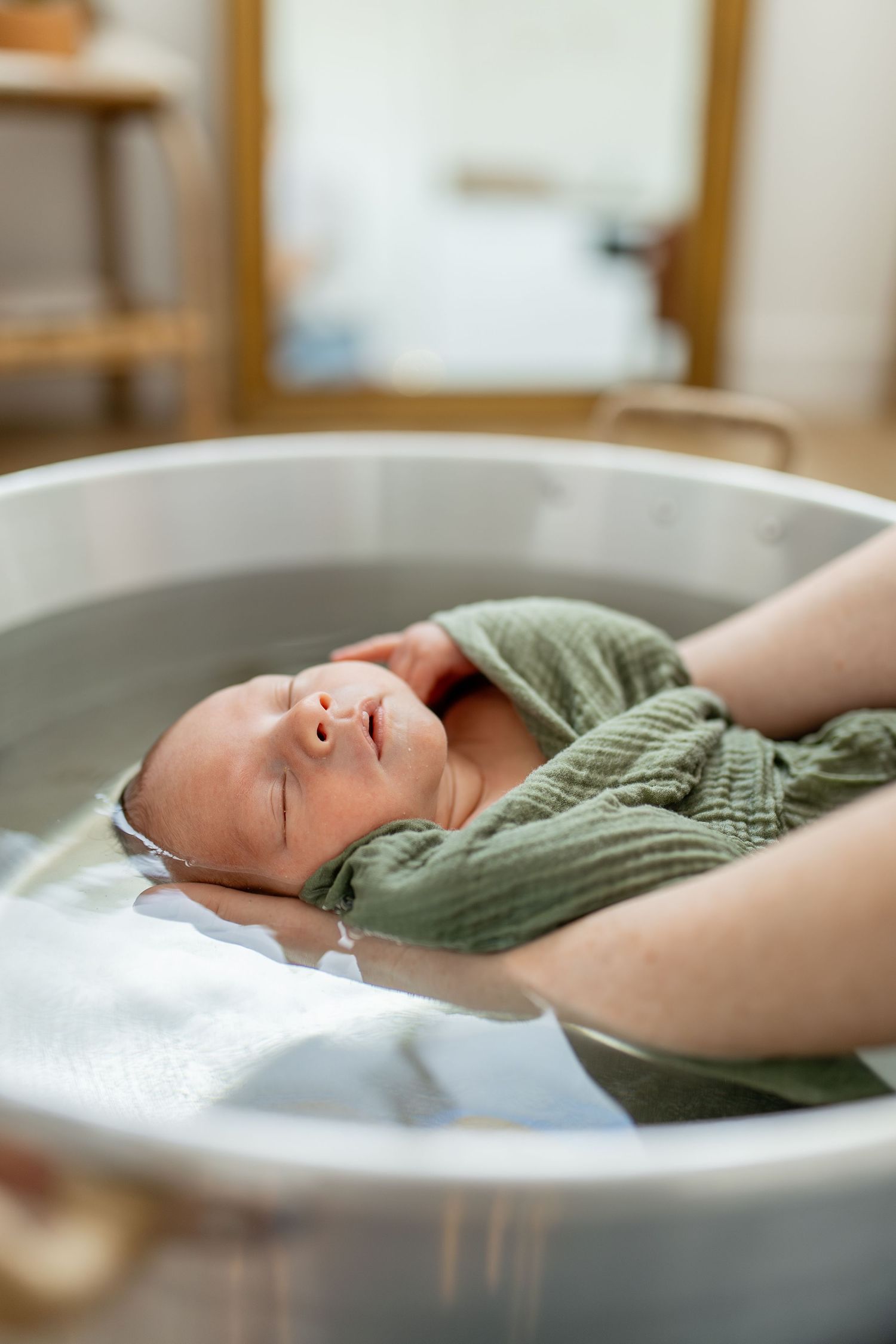 Bain thérapeutique pour nouveau-né, moment apaisant capturé en photo