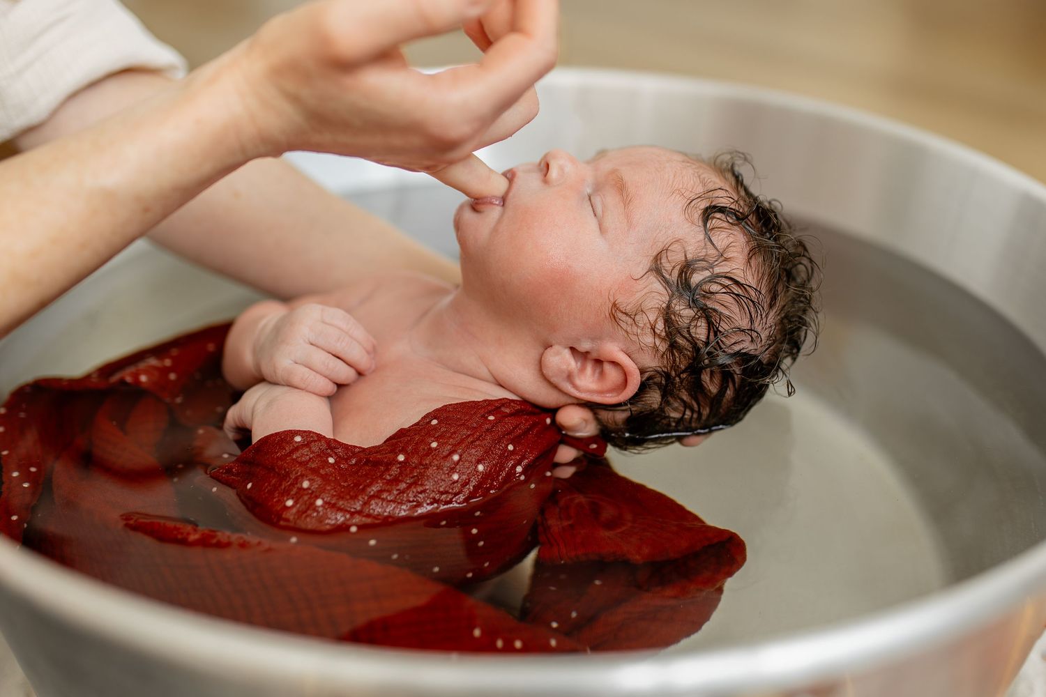 Bain thérapeutique pour nouveau-né, moment apaisant capturé en photo