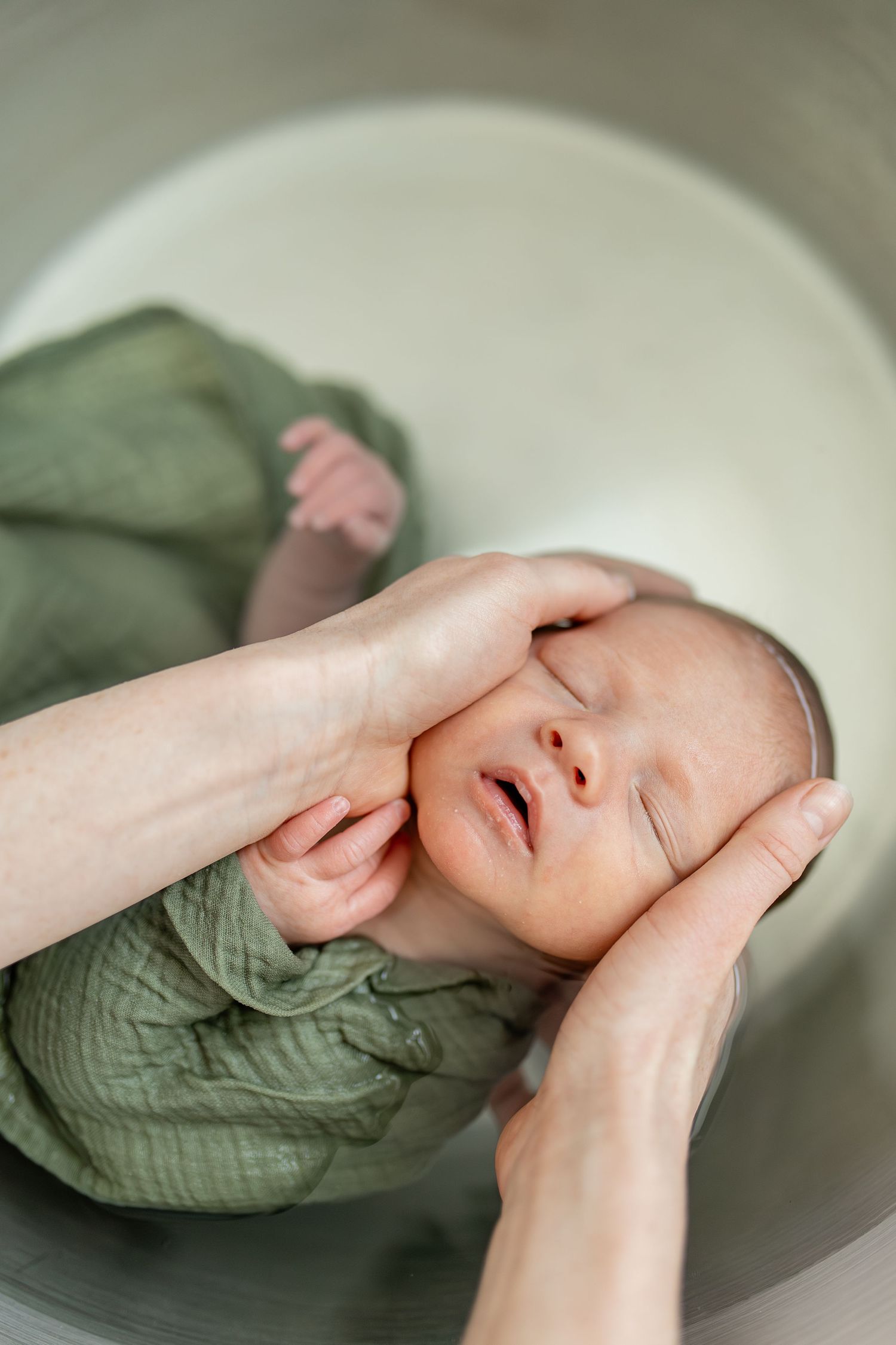 Bain thérapeutique pour nouveau-né, moment apaisant capturé en photo