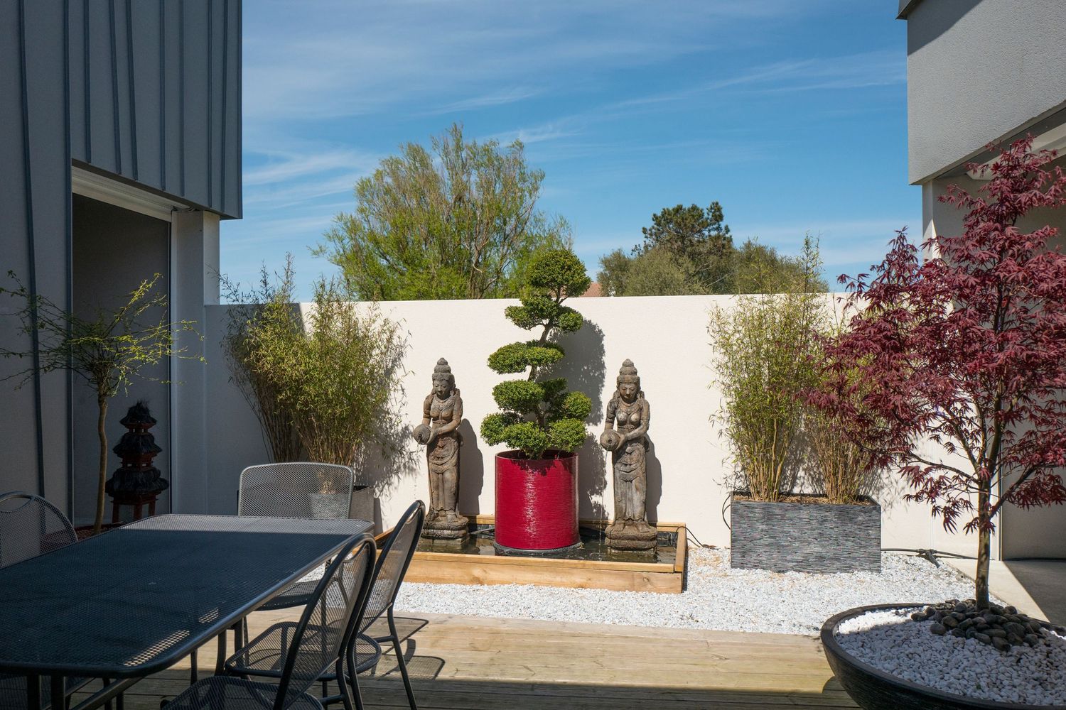 Photo d’une maison d’architecte moderne, design épuré avec grandes fenêtres et matériaux contemporains, mise en valeur de l’espace et de l’a