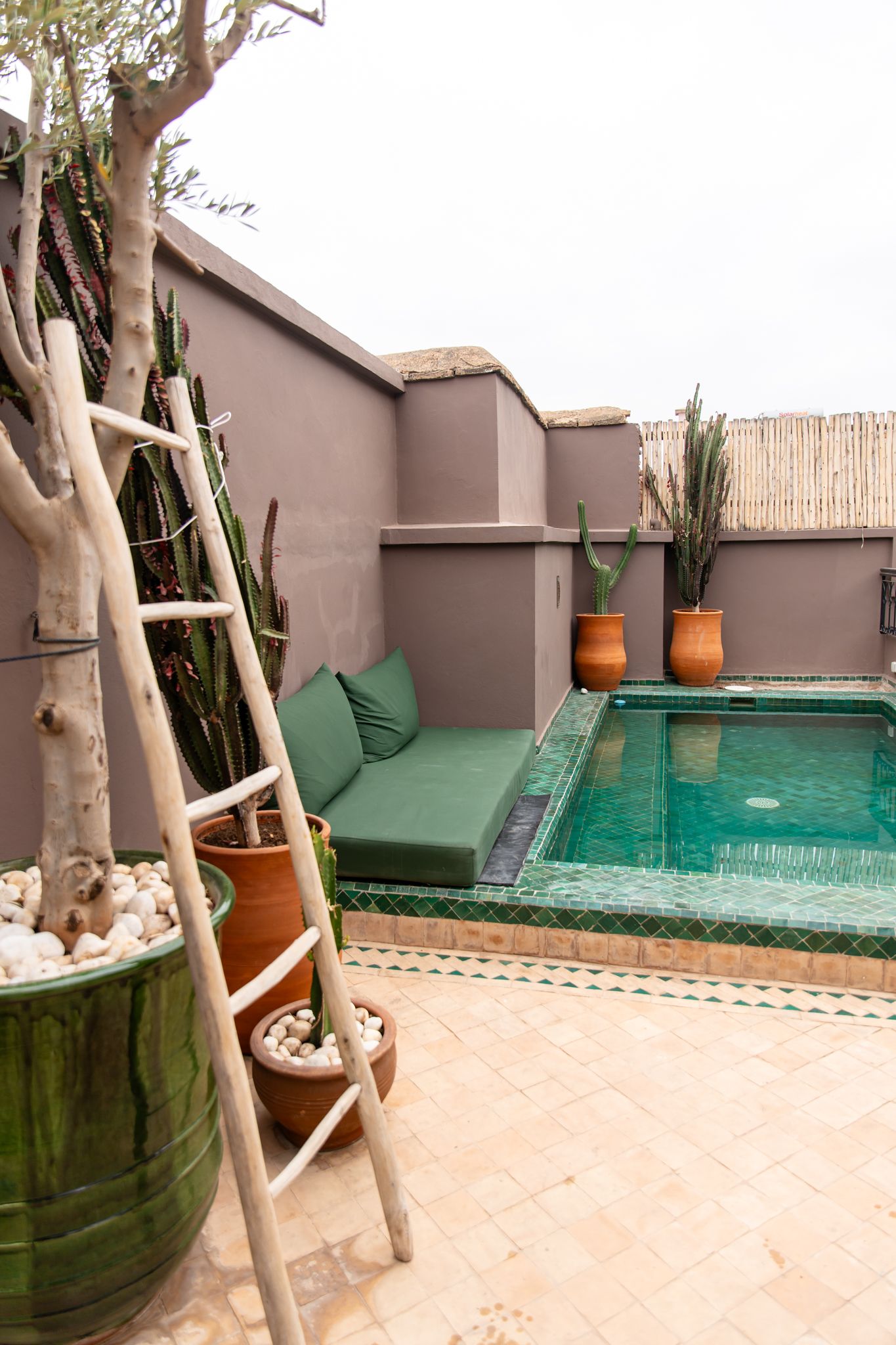 Détail architectural d’un riad marocain avec carreaux colorés et arches.