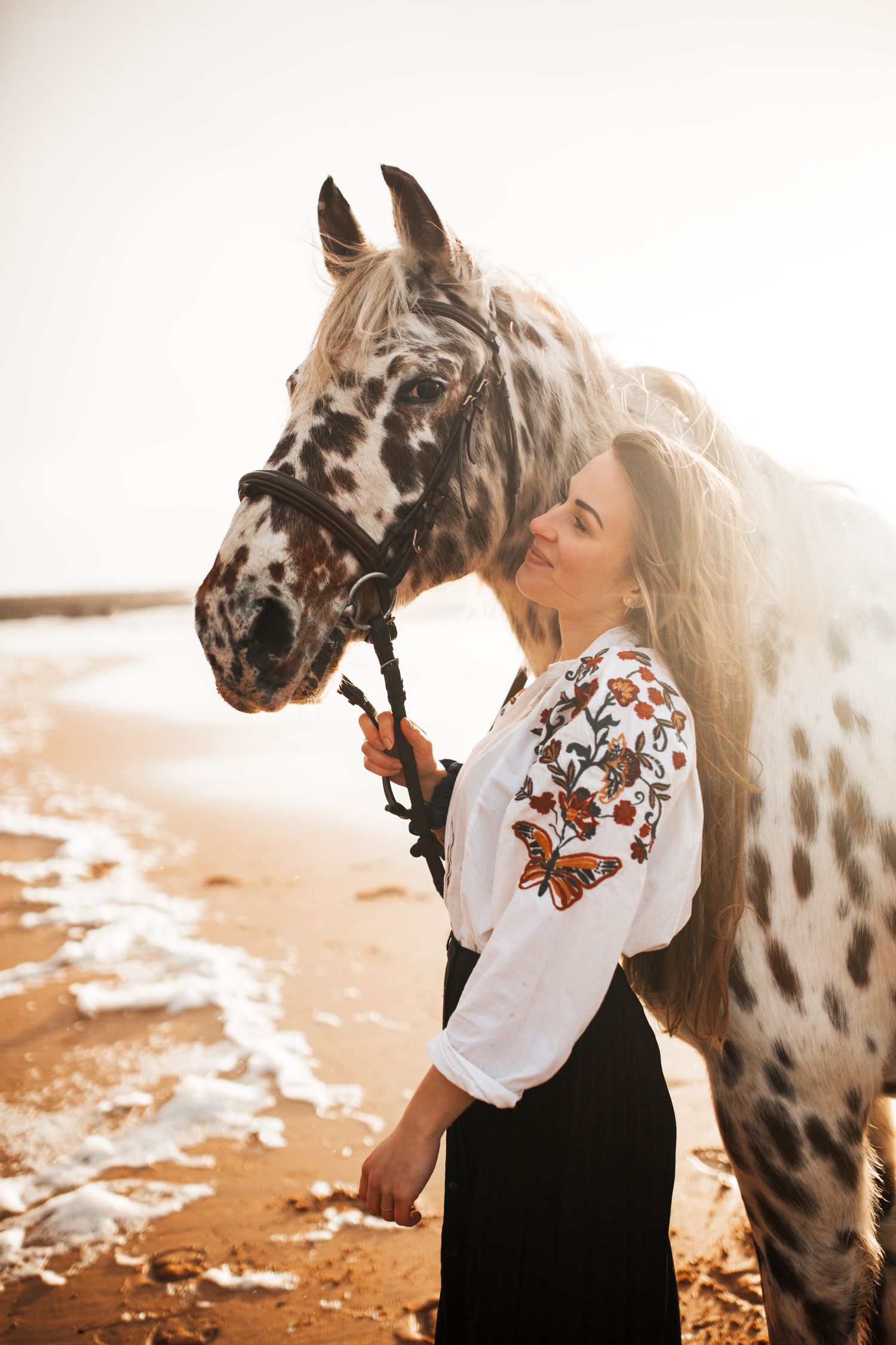 Photo d’un portrait de personne et cheval, expression naturelle et chaleureuse, mise en valeur du style personnel dans un cadre lumineux.