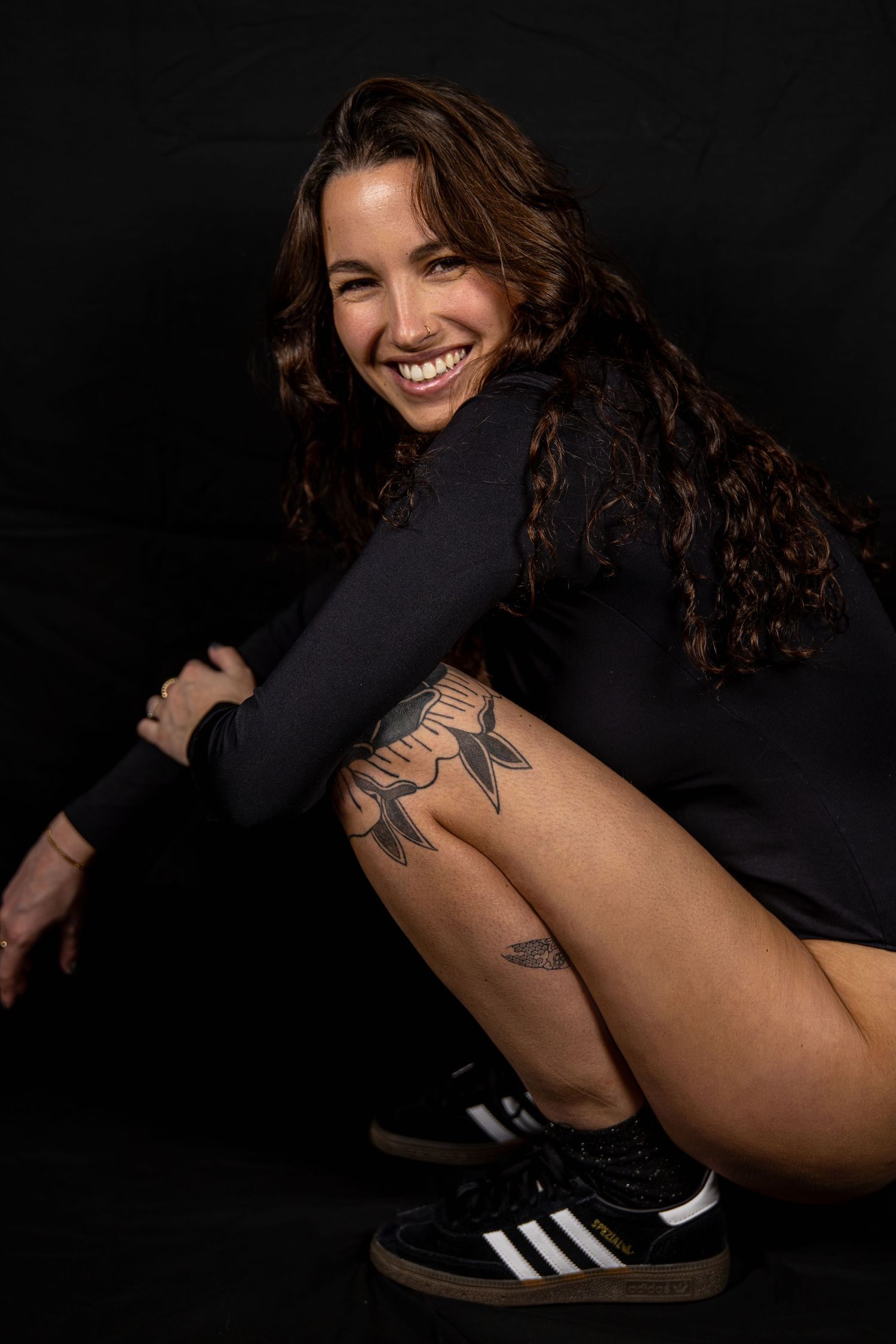 Photo d’un modèle en studio, éclairage professionnel mettant en valeur le look et l’expression dans un cadre minimaliste.