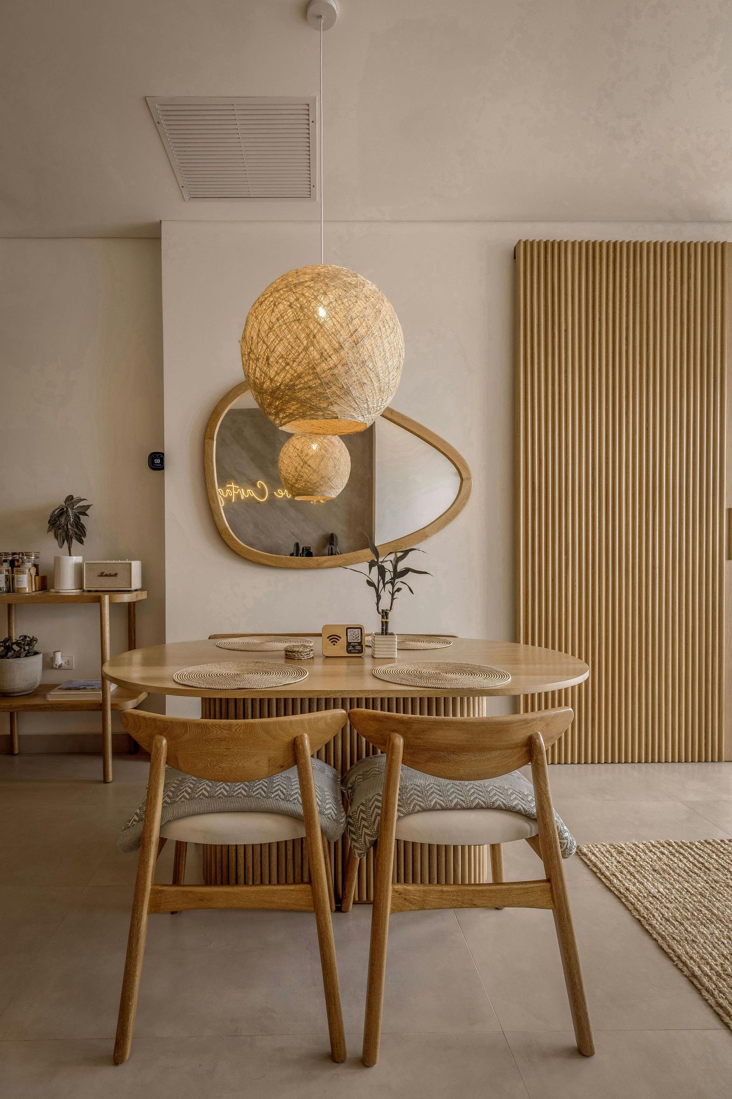 Photo de l’intérieur d’un logement à courte durée, décoration moderne et chaleureuse dans des tons beiges, ambiance accueillante et soignée.