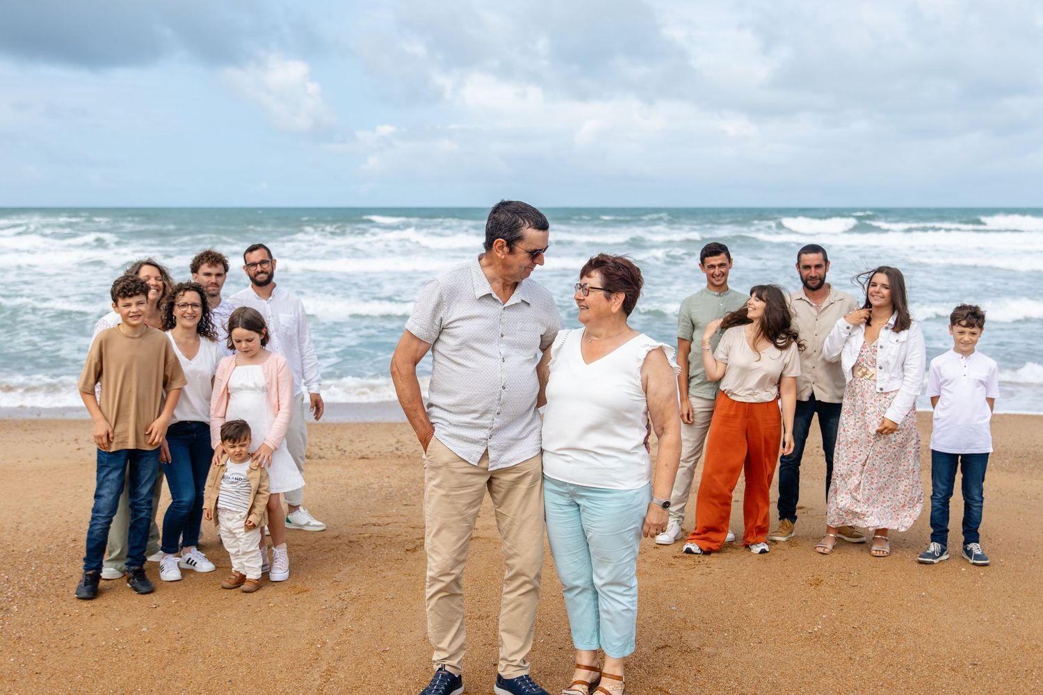 Portrait famille au complet à la plage