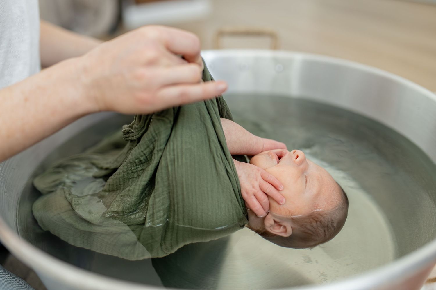 Bain thérapeutique pour nouveau-né, moment apaisant capturé en photo