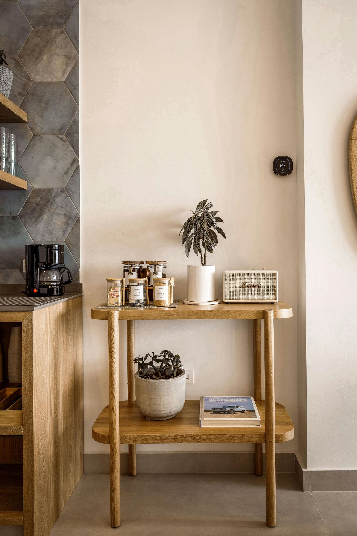 Photographie professionnelle d’une cuisine design aux tons beiges et gris dans une maison moderne