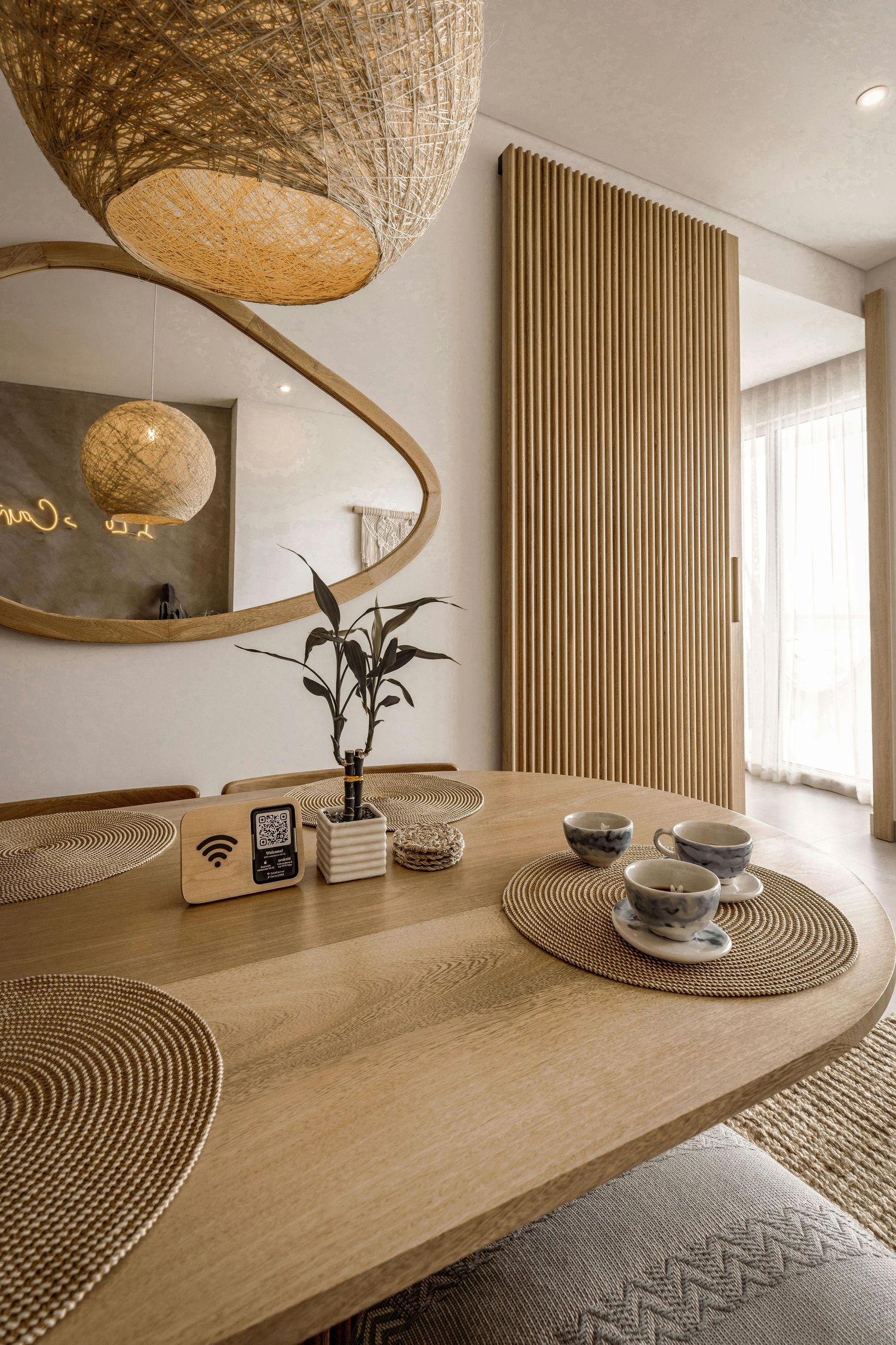 Photo de l’intérieur d’un logement à courte durée, décoration moderne et chaleureuse dans des tons beiges, ambiance accueillante et soignée.