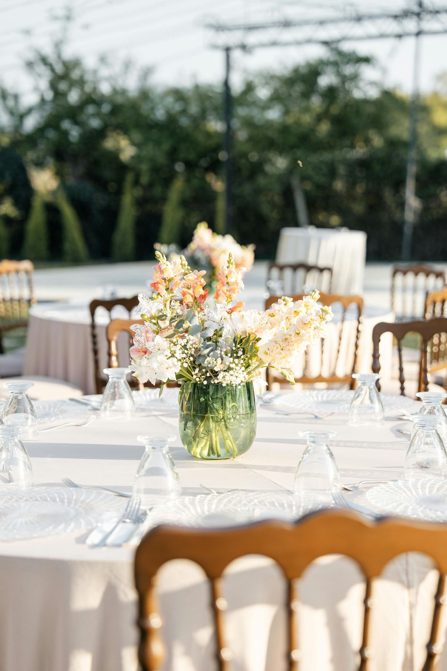 Photo d’une table de mariage élégamment décorée avec fleurs, vaisselle fine et chandeliers – ambiance romantique et festive.