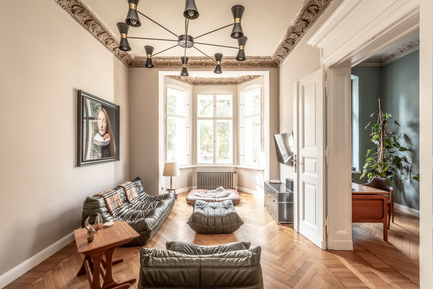 Wohnzimmer einer Gründerzeit Wohnung von 2020
©️Daniel Klaucke 2025
