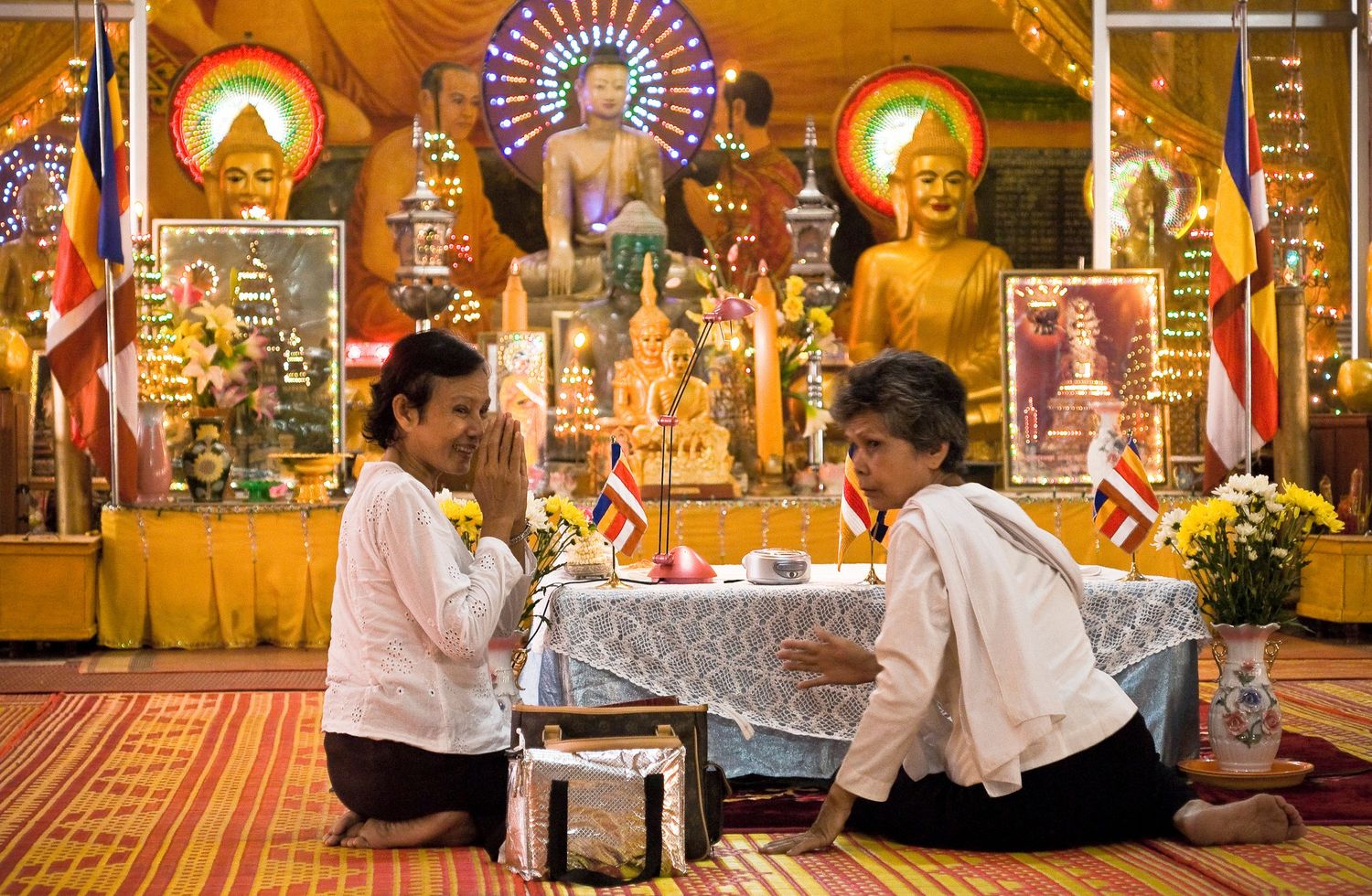 Zwei gläubige Frauen beten in einem buddhistischen Tempel in Phnom Penh.
©️Daniel Klaucke 2025