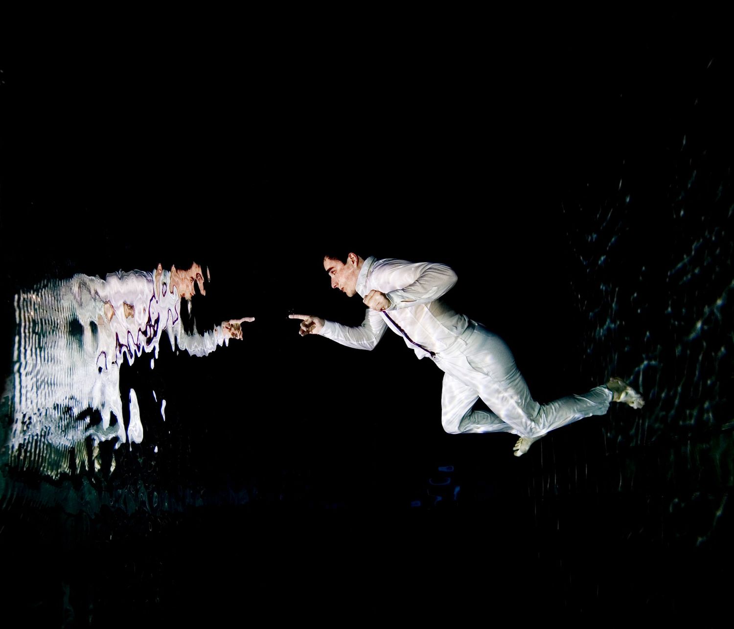 Porträt des Schauspielers Hannes Wegener unter der Wasseroberfläche
©️Daniel Klaucke 2025
