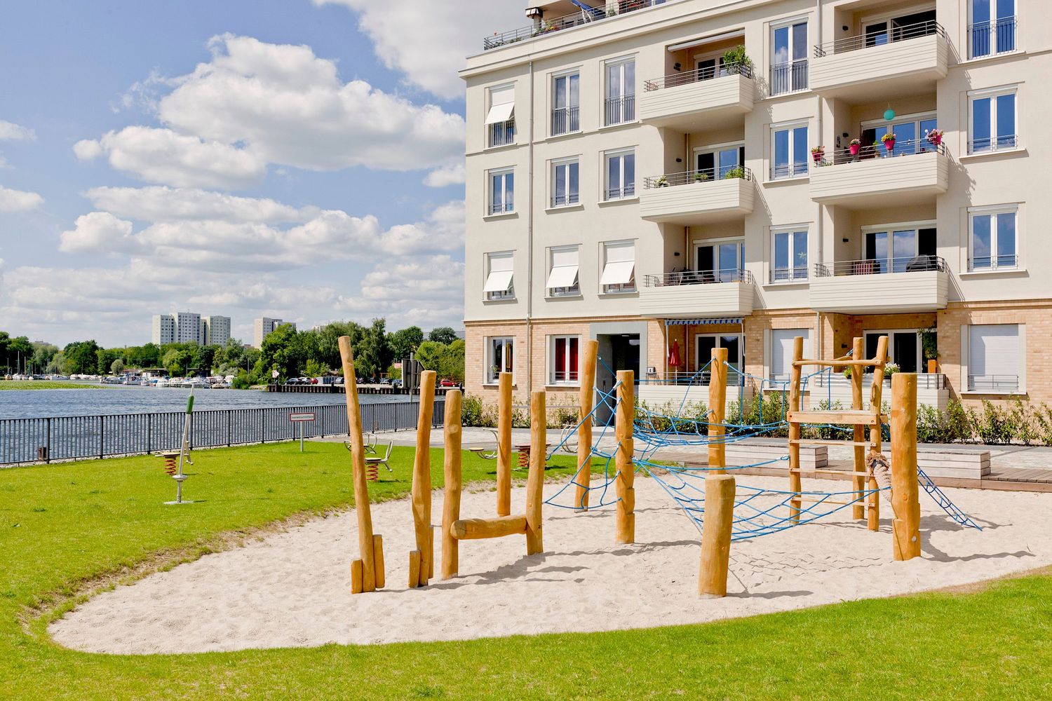 Neubaufassade am Ufer der Havel in Potsdam, Deutschland. ©️Daniel Klaucke 2025