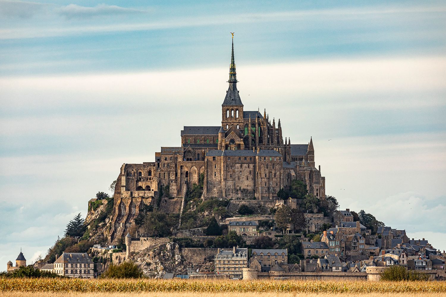 Mont Saint Michel in der Normandie wirkt wie der Turmbau zu Babel in der naturbelassenen Tidenlandschaft ©️Daniel Klaucke 2025