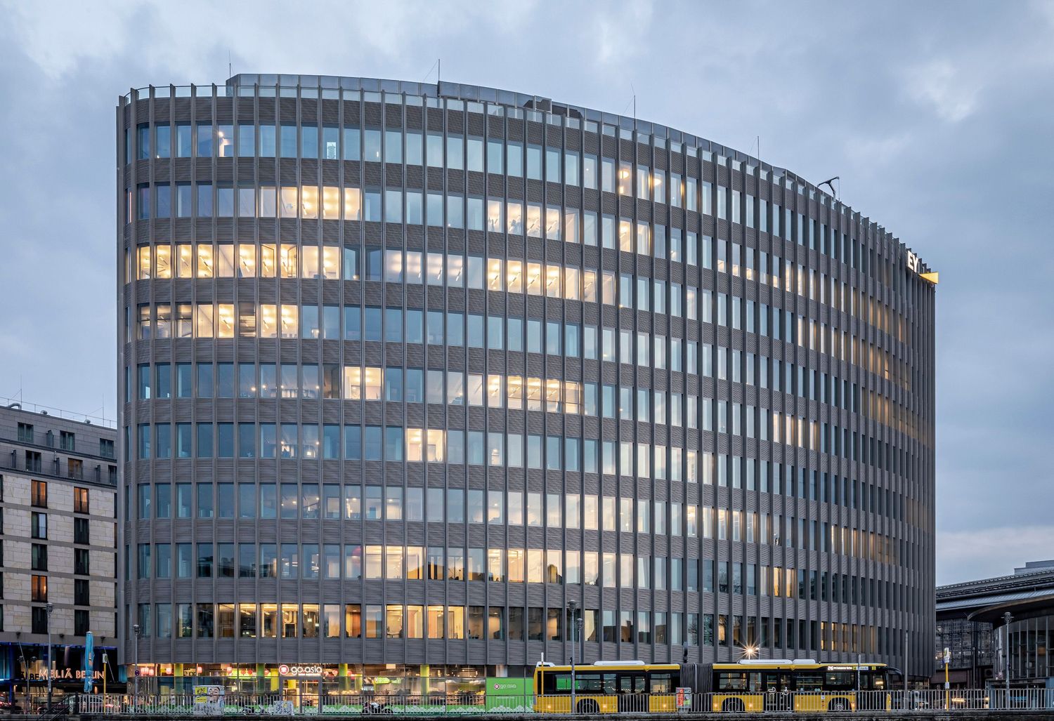 Bürogebäude am Ufer der Spree in Berlin.
©️Daniel Klaucke 2025