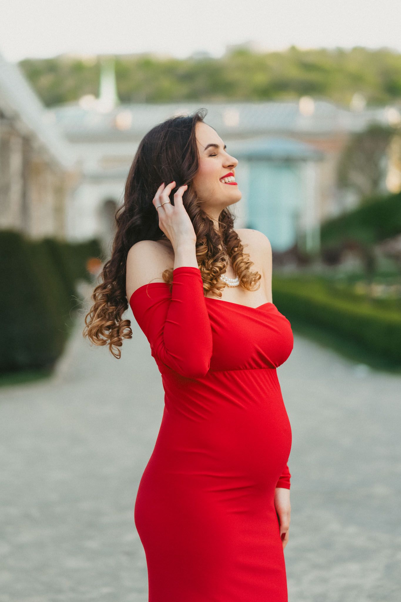 Családi - kismama és lifestyle - fotózások - budapesten professzionális módon - női portré fotóstól - bérelhető vörös kismama ruha