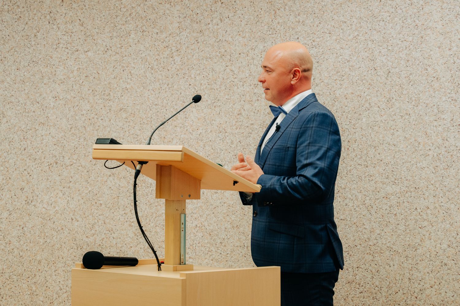 Profesjonalna fotografia portretowa – naturalne światło, autentyczność i piękno w prostocie. Indywidualna sesja, która podkreśla wyjątkowość
