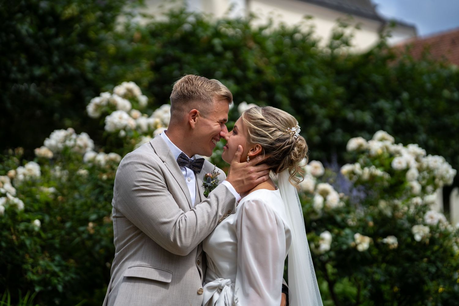 Romantische Hochzeitsreportage Schloss Köpenick Berlin – Brautpaar im Garten mit weißen Rosen