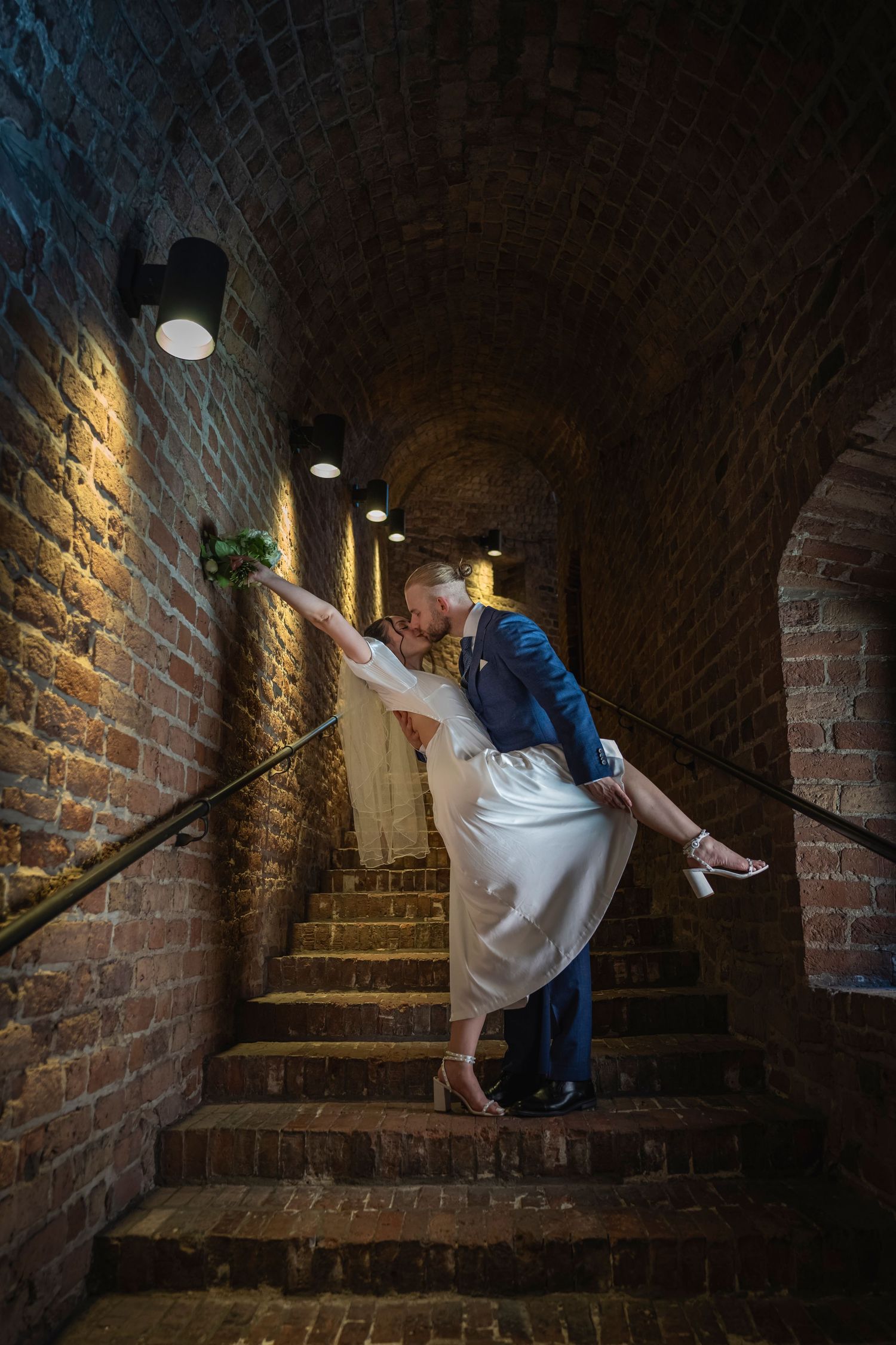 Hochzeitsfotograf Berlin – Brautpaar geht romantisch Treppe im Burggemäuer hinauf zitadelle spandau