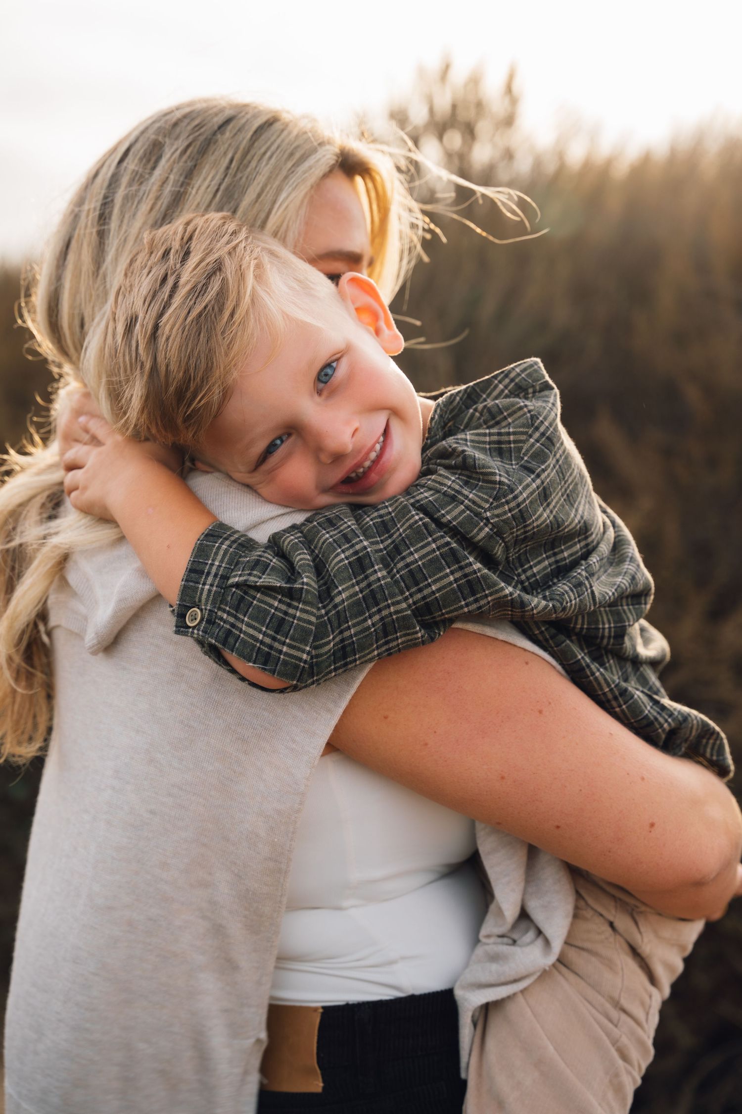 Golden-hour family, couples, senior, and elopement photography in California, Colorado, Hawaii, and Idaho.