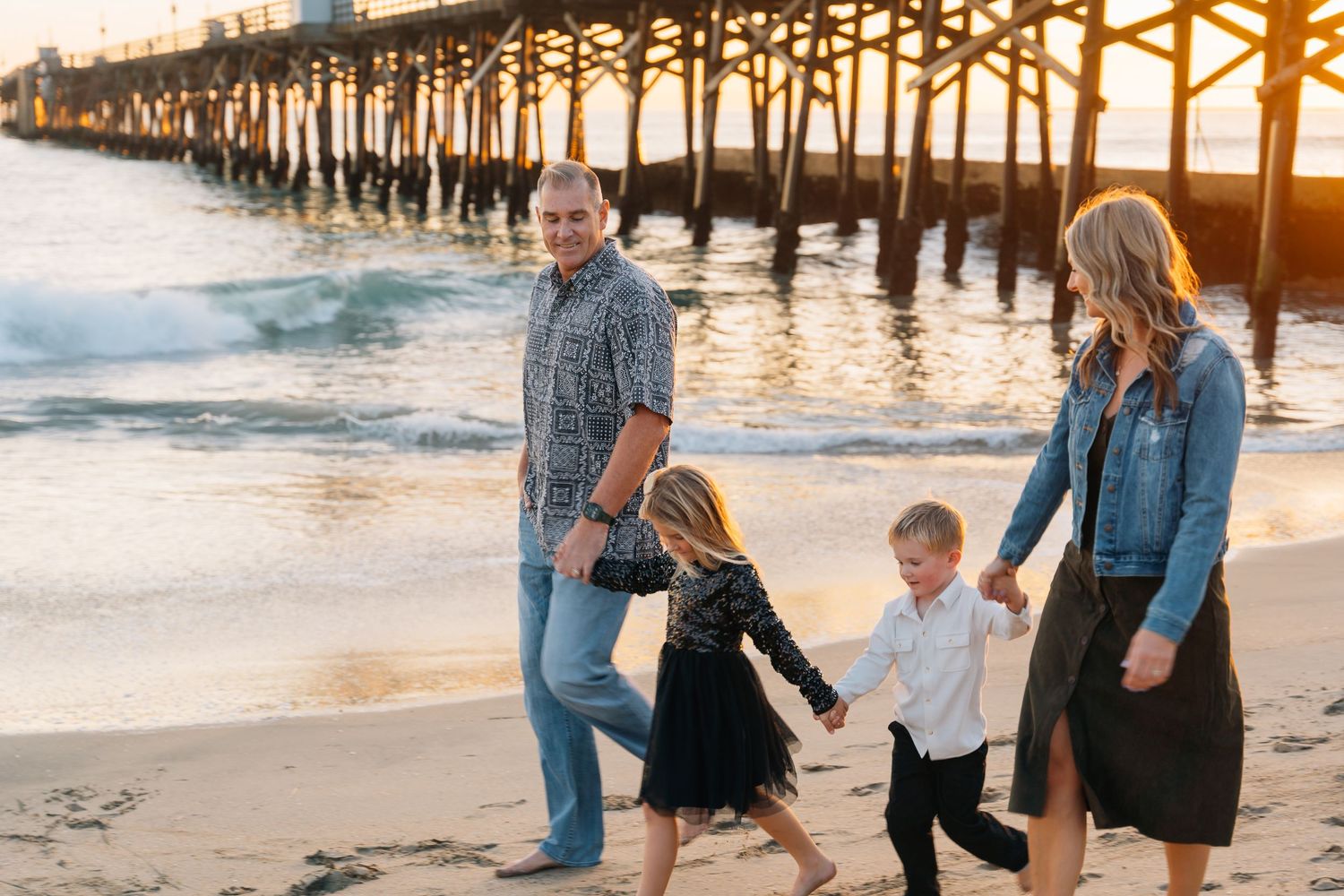 Golden-hour family, couples, senior, and elopement photography in California, Colorado, Hawaii, and Idaho.