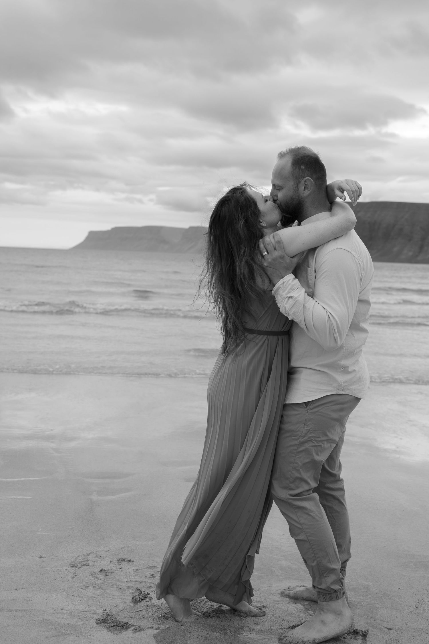 Storytelling couples photography in Iceland