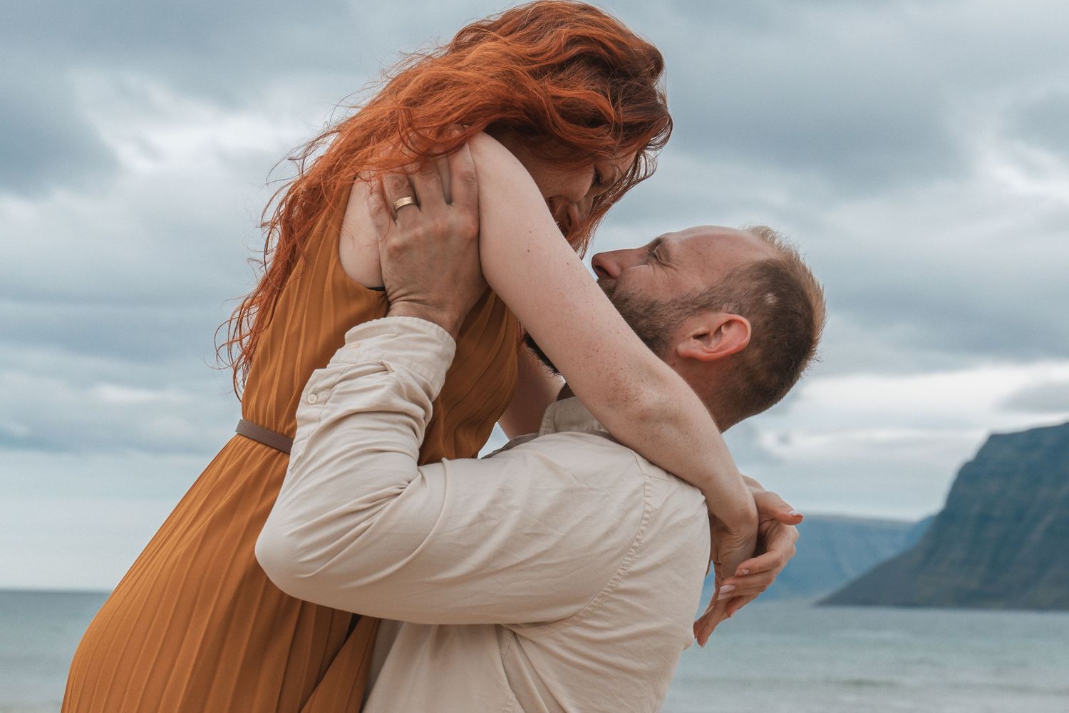 Storytelling couples photography in Iceland