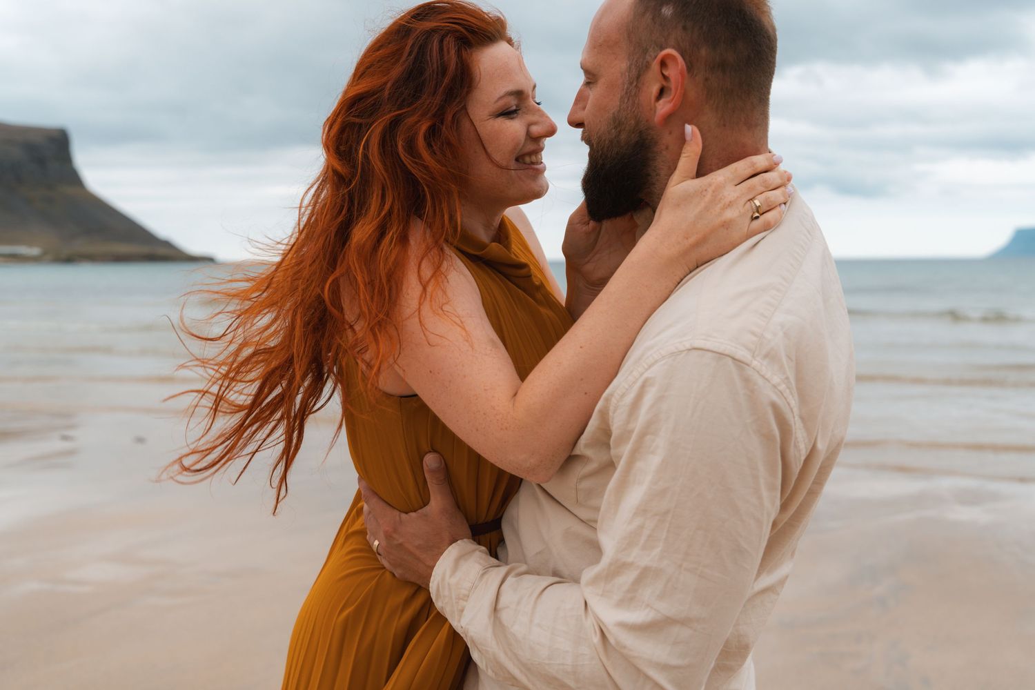Storytelling couples photography in Iceland