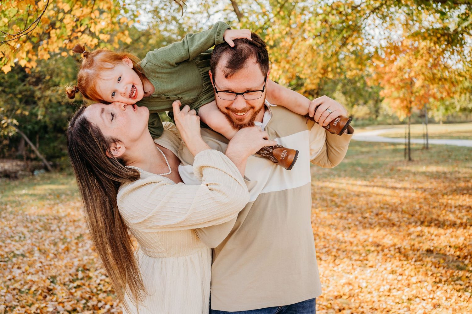 Beautiful fall family portrait session in bentonville, Arkansas by the best photographer in bentonville arkansas. best photographer in NWA