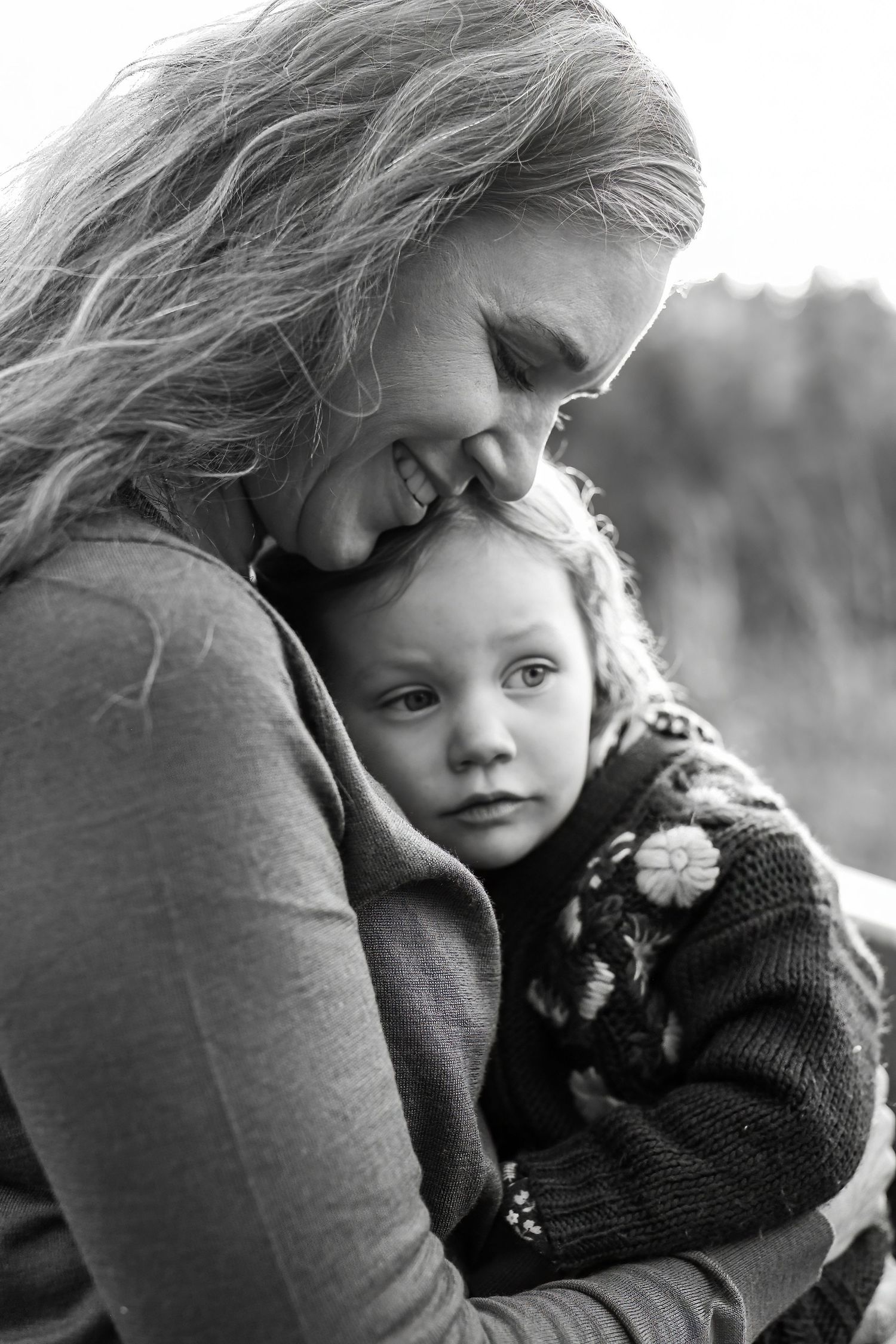 black-and-white-portrait-mom-snuggling-daughter-bend-oregon