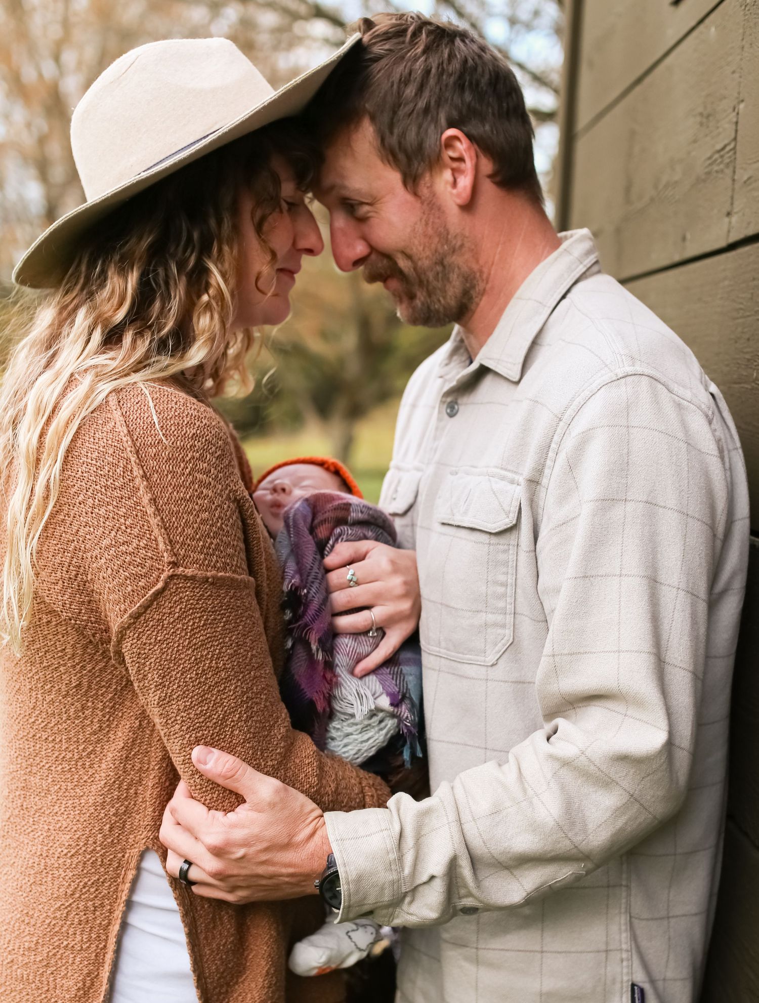 mom-and-dad-holding-newborn-hollinshead-park-bend-oregon