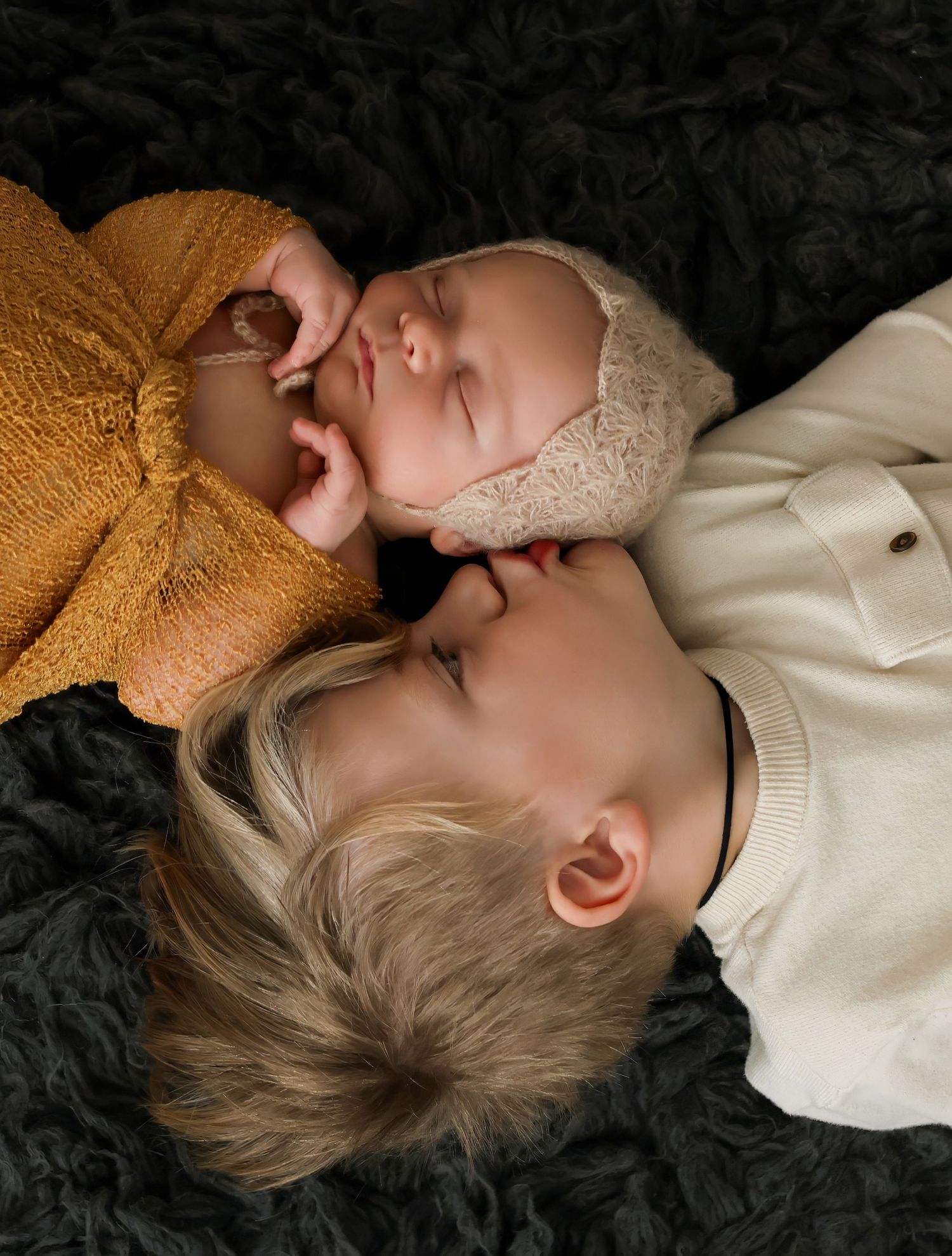 brother-kissing-newborn-brother-bend-oregon